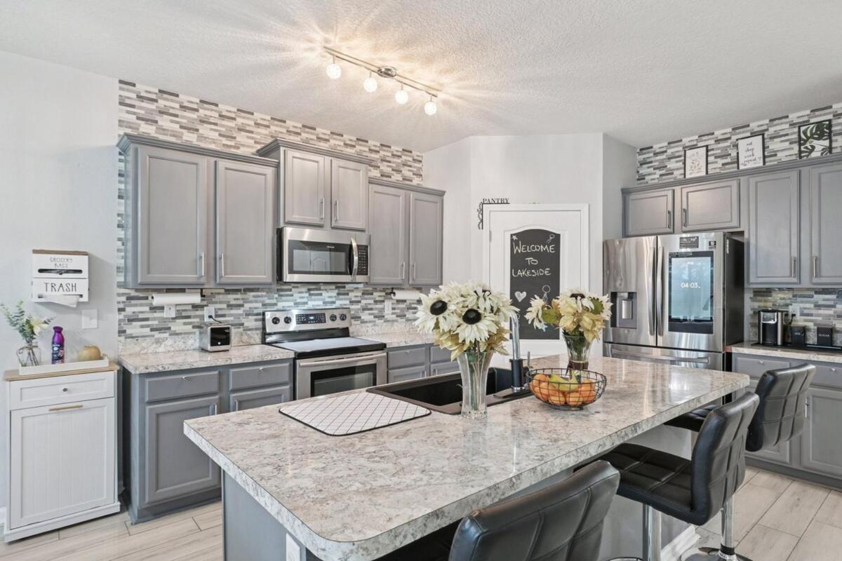 Lakefront Luxury Retreat 5BR