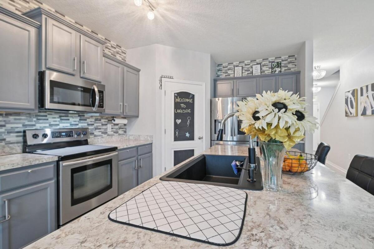 Lakefront Luxury Retreat 5BR