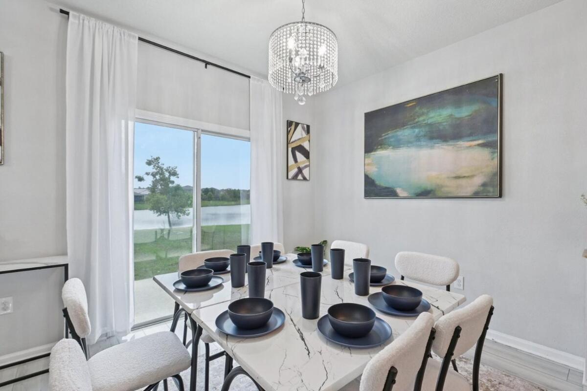 Lakefront Luxury Retreat 5BR