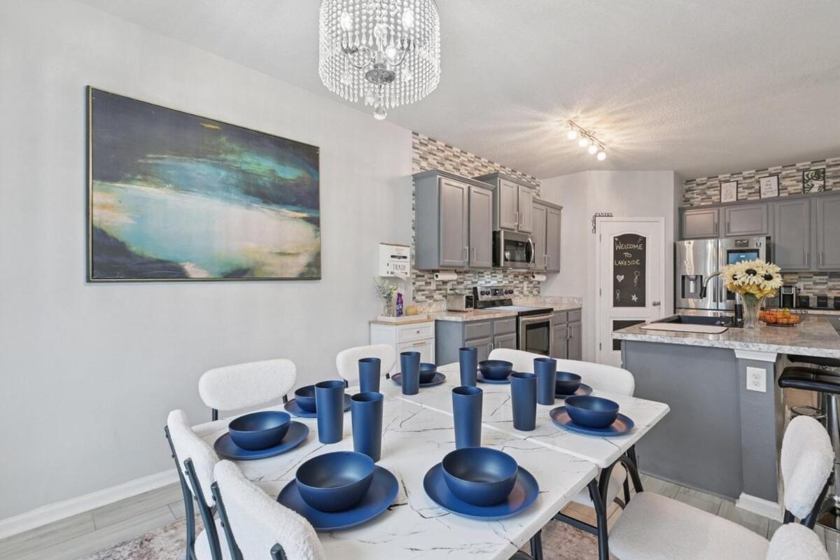 Lakefront Luxury Retreat 5BR