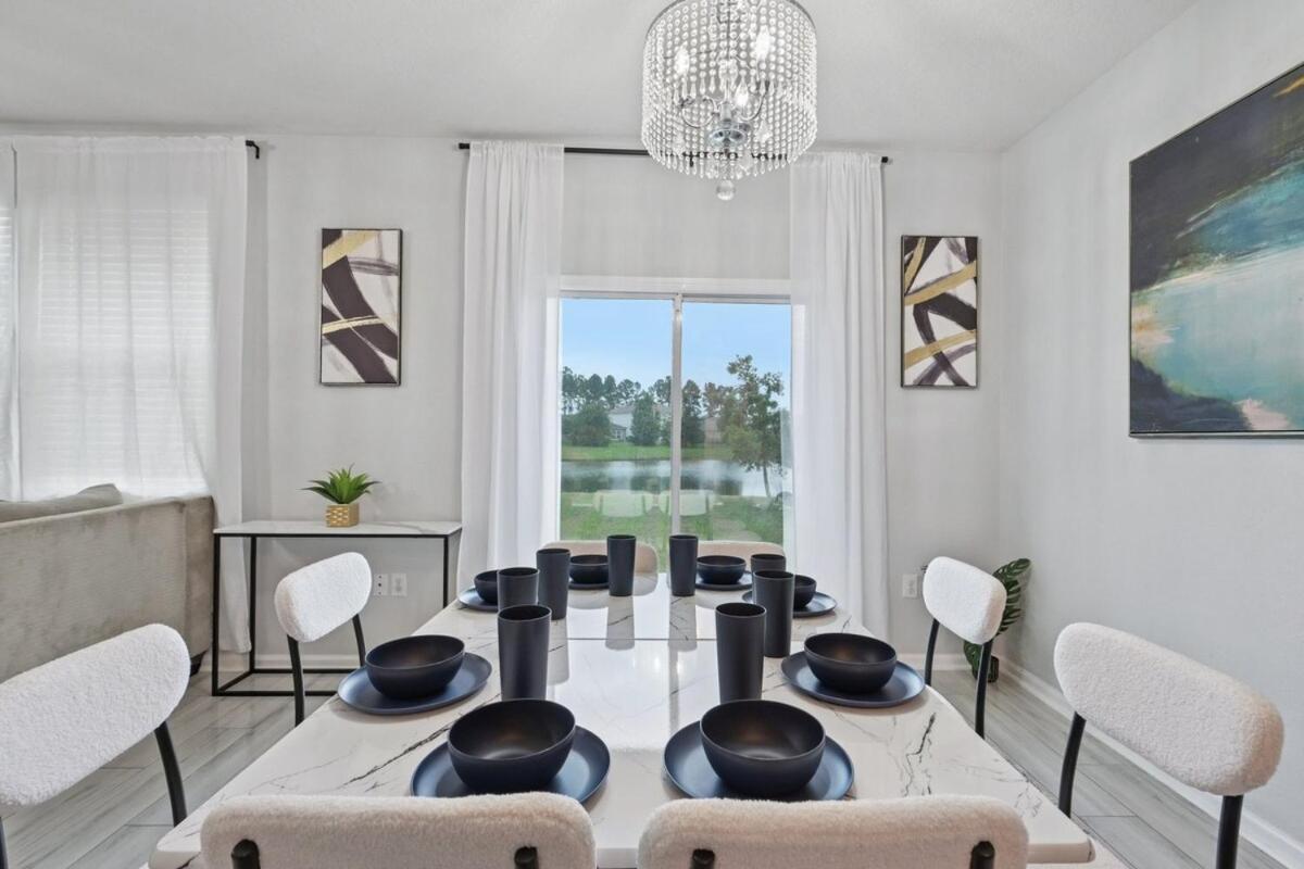 Lakefront Luxury Retreat 5BR