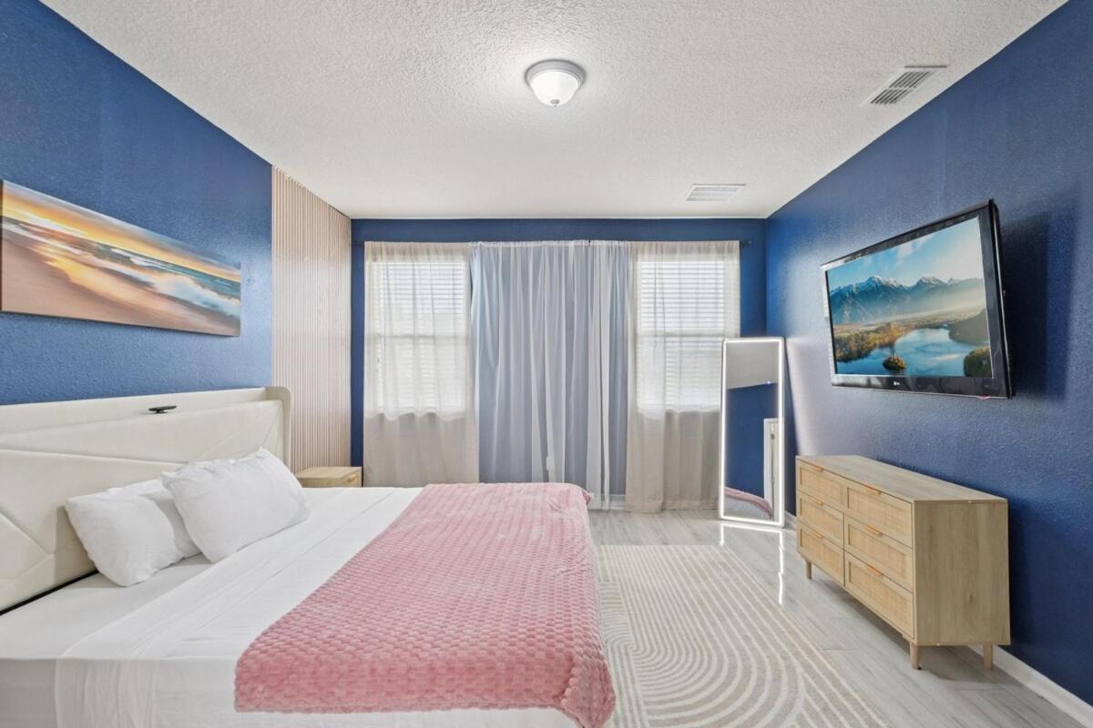 Lakefront Luxury Retreat 5BR