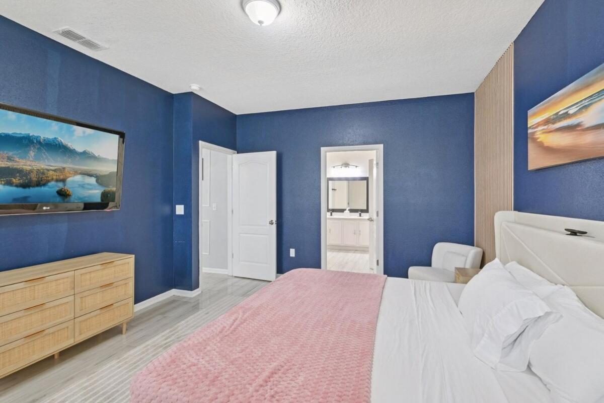 Lakefront Luxury Retreat 5BR