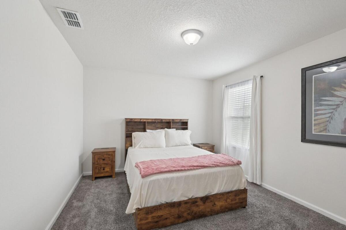 Lakefront Luxury Retreat 5BR