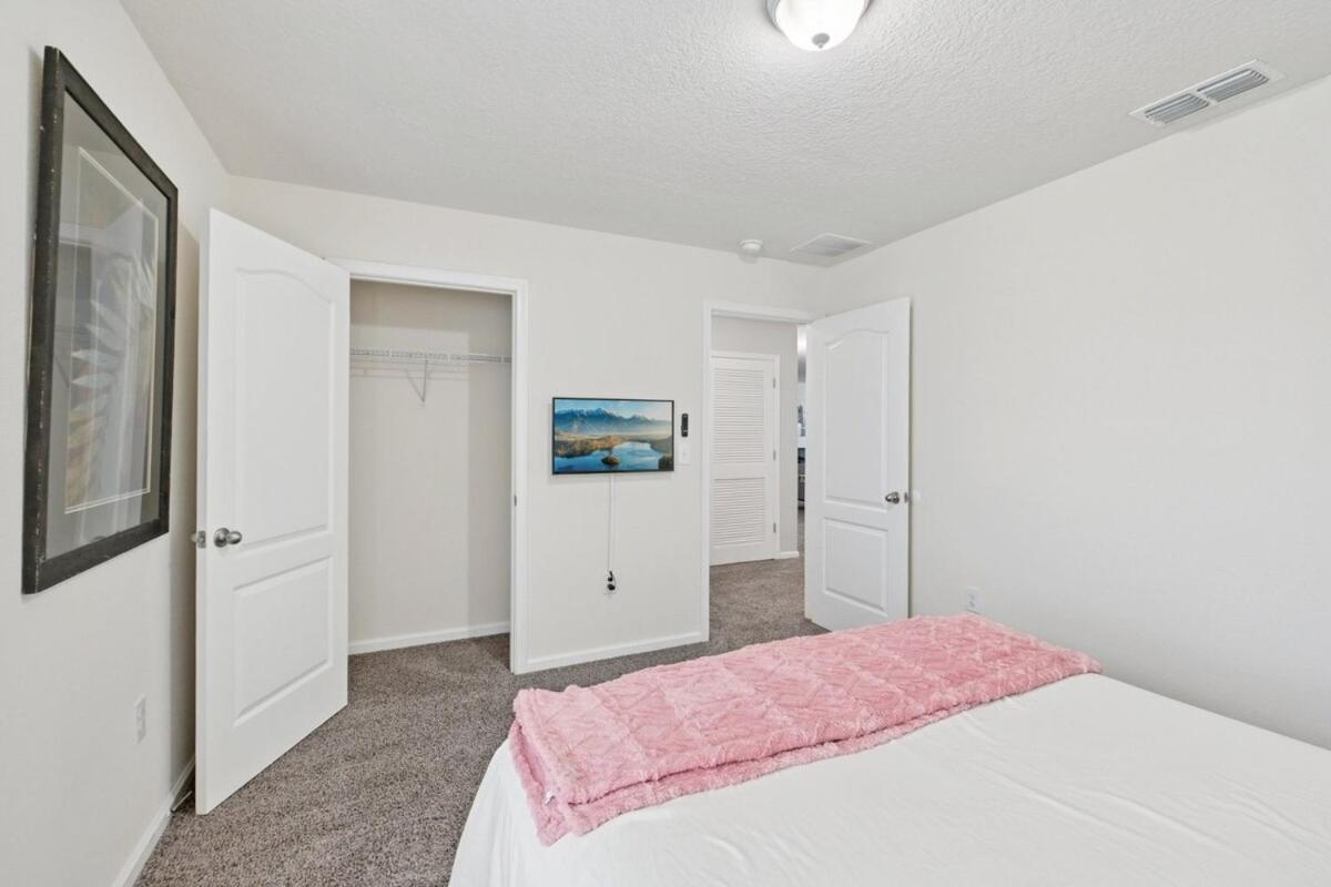Lakefront Luxury Retreat 5BR