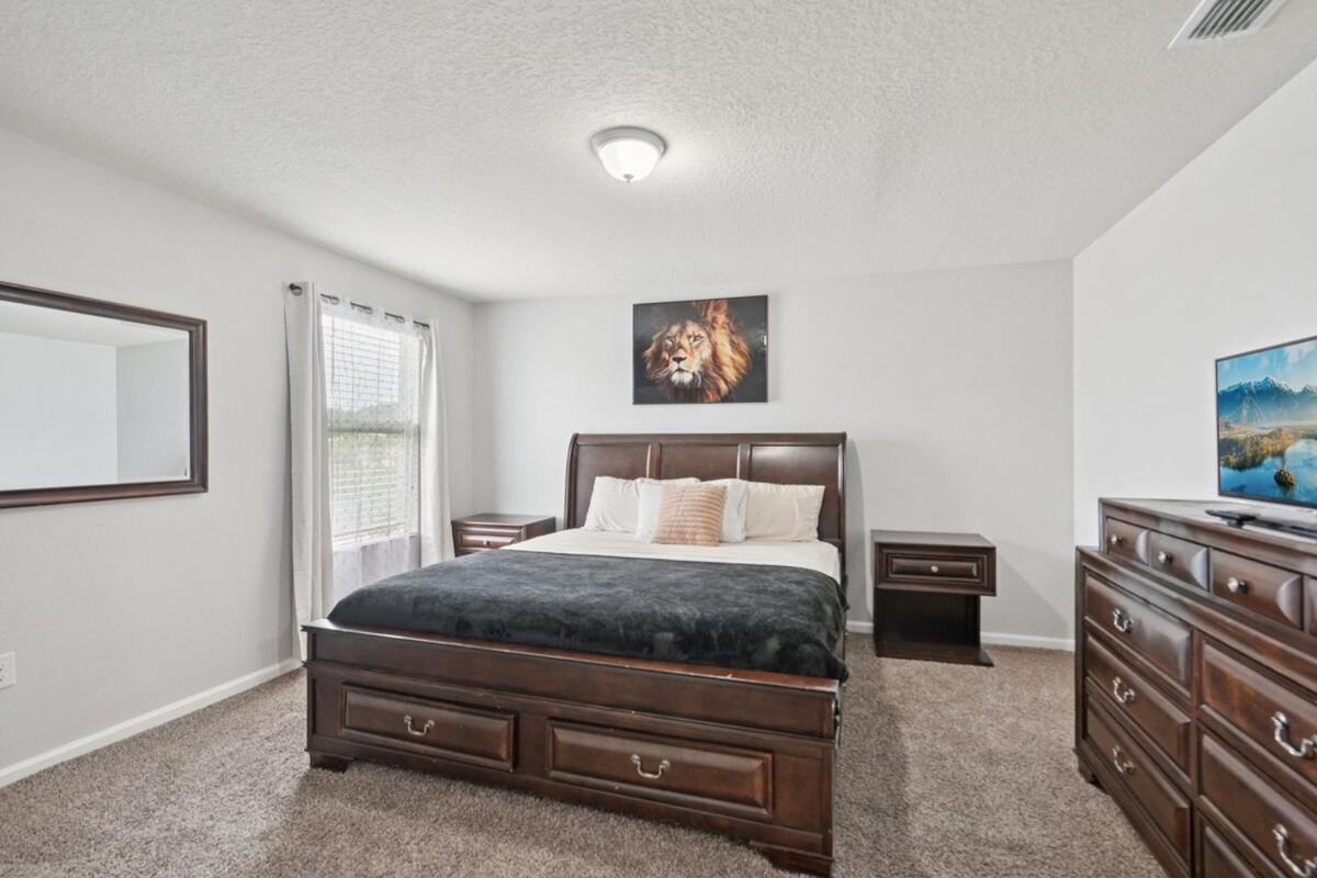 Lakefront Luxury Retreat 5BR