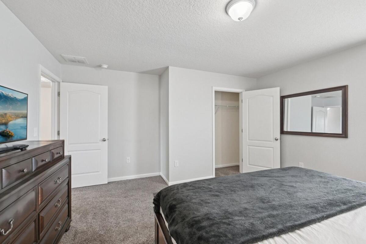 Lakefront Luxury Retreat 5BR