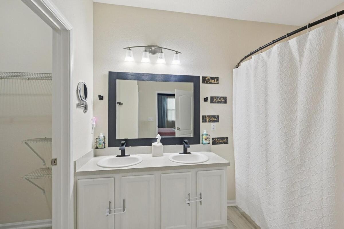 Lakefront Luxury Retreat 5BR
