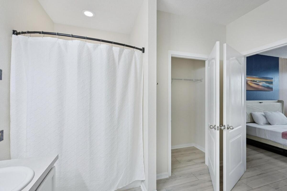 Lakefront Luxury Retreat 5BR