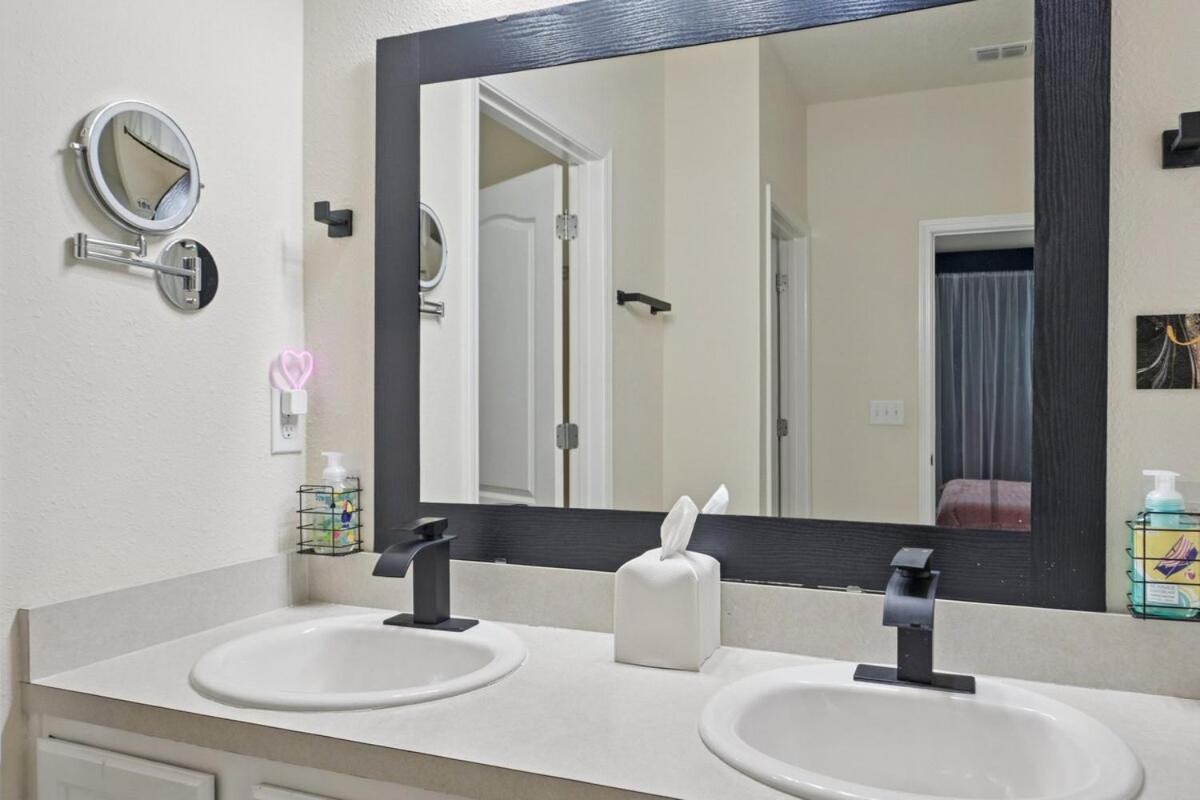 Lakefront Luxury Retreat 5BR