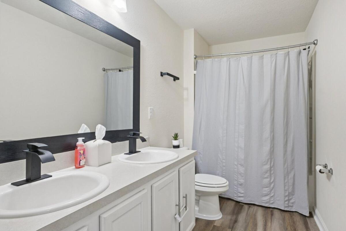 Lakefront Luxury Retreat 5BR