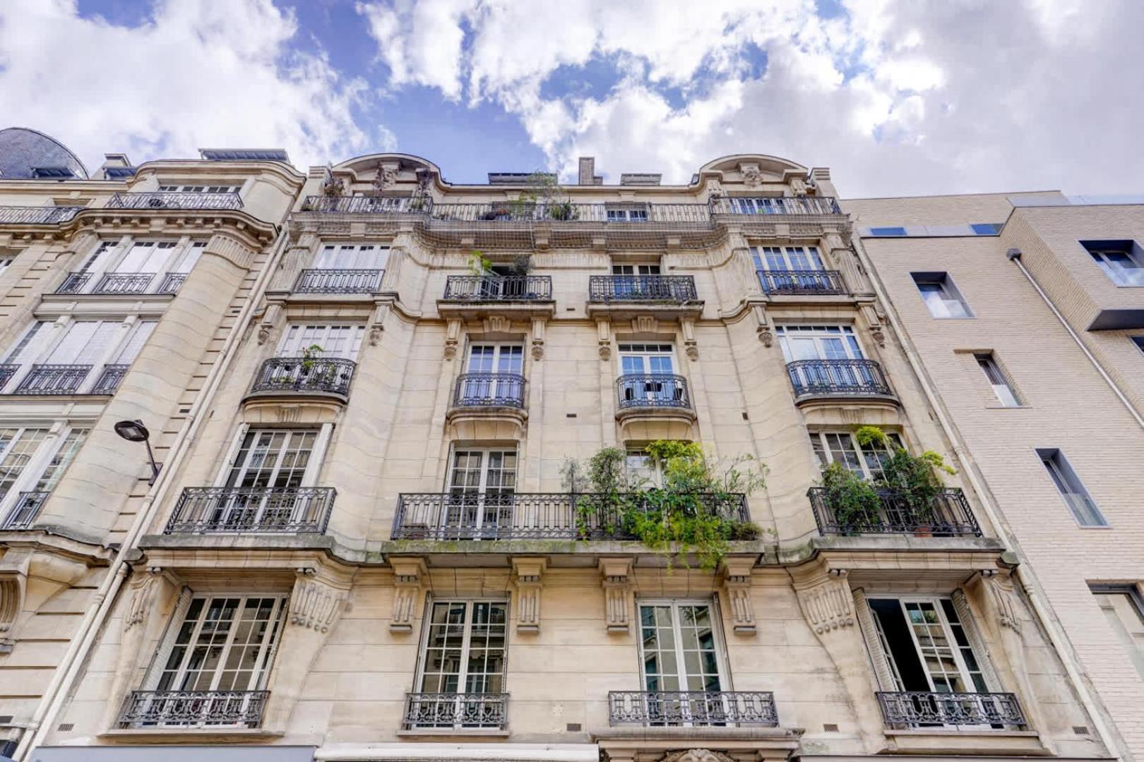 Four Saint Germain - Elegant & Spacious 3 BDR Apartment in the Heart of Saint Germain