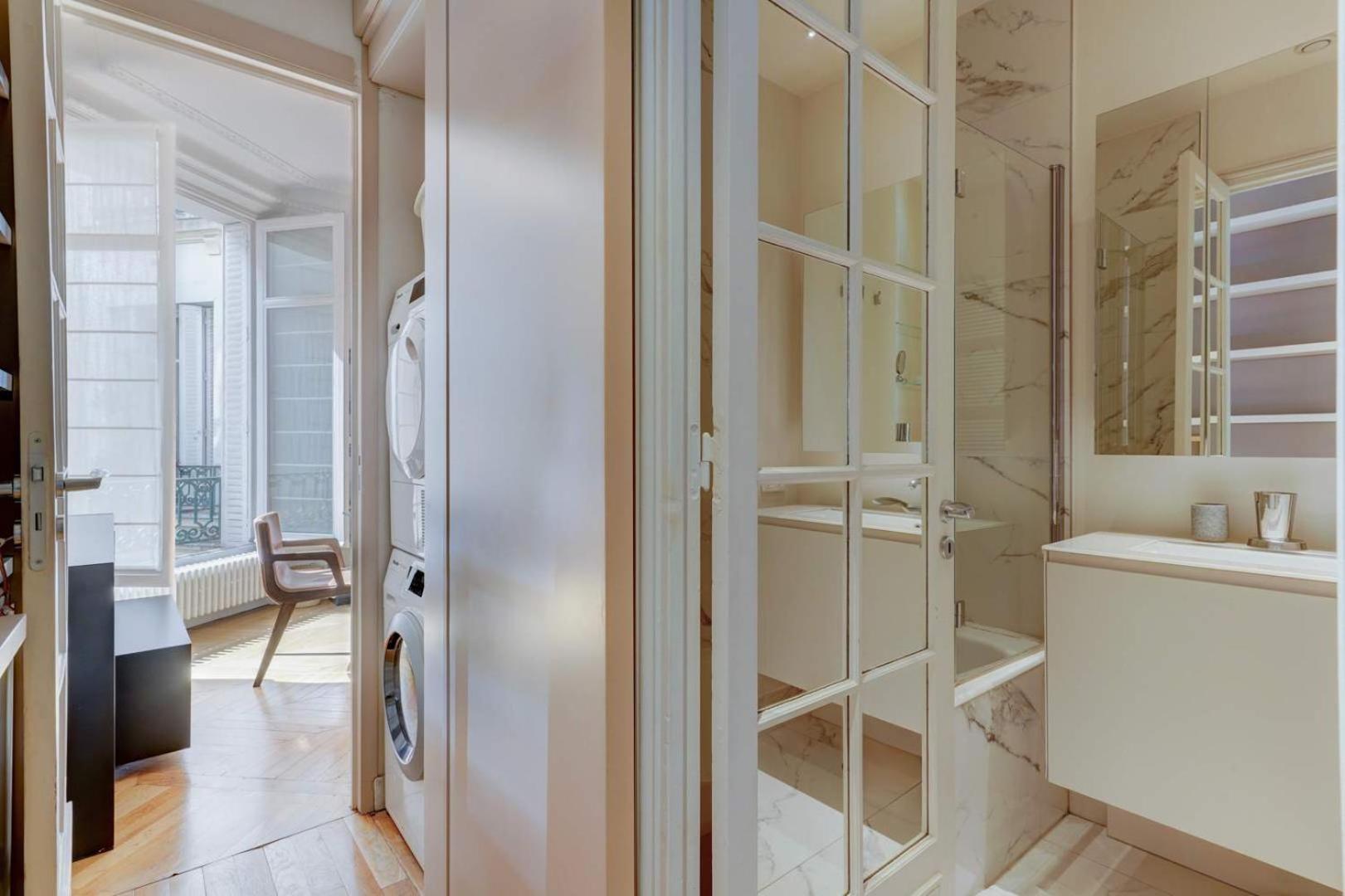 Four Saint Germain - Elegant & Spacious 3 BDR Apartment in the Heart of Saint Germain