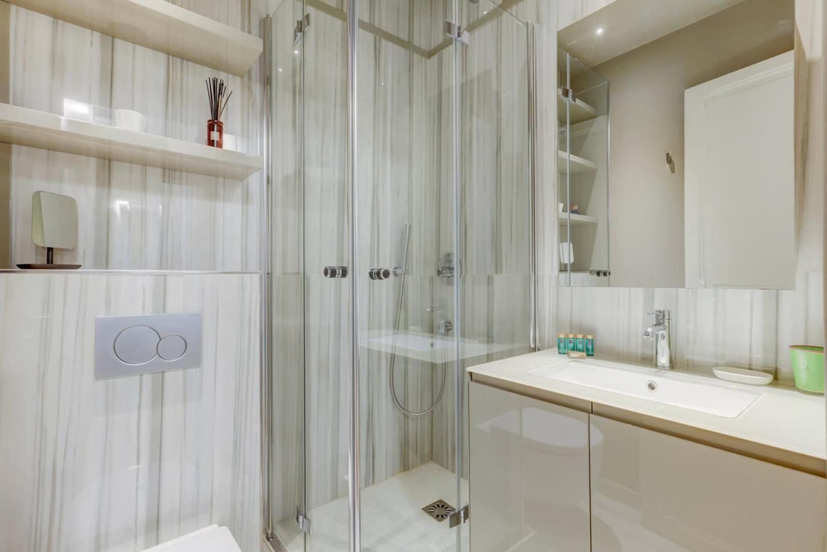 Four Saint Germain - Elegant & Spacious 3 BDR Apartment in the Heart of Saint Germain