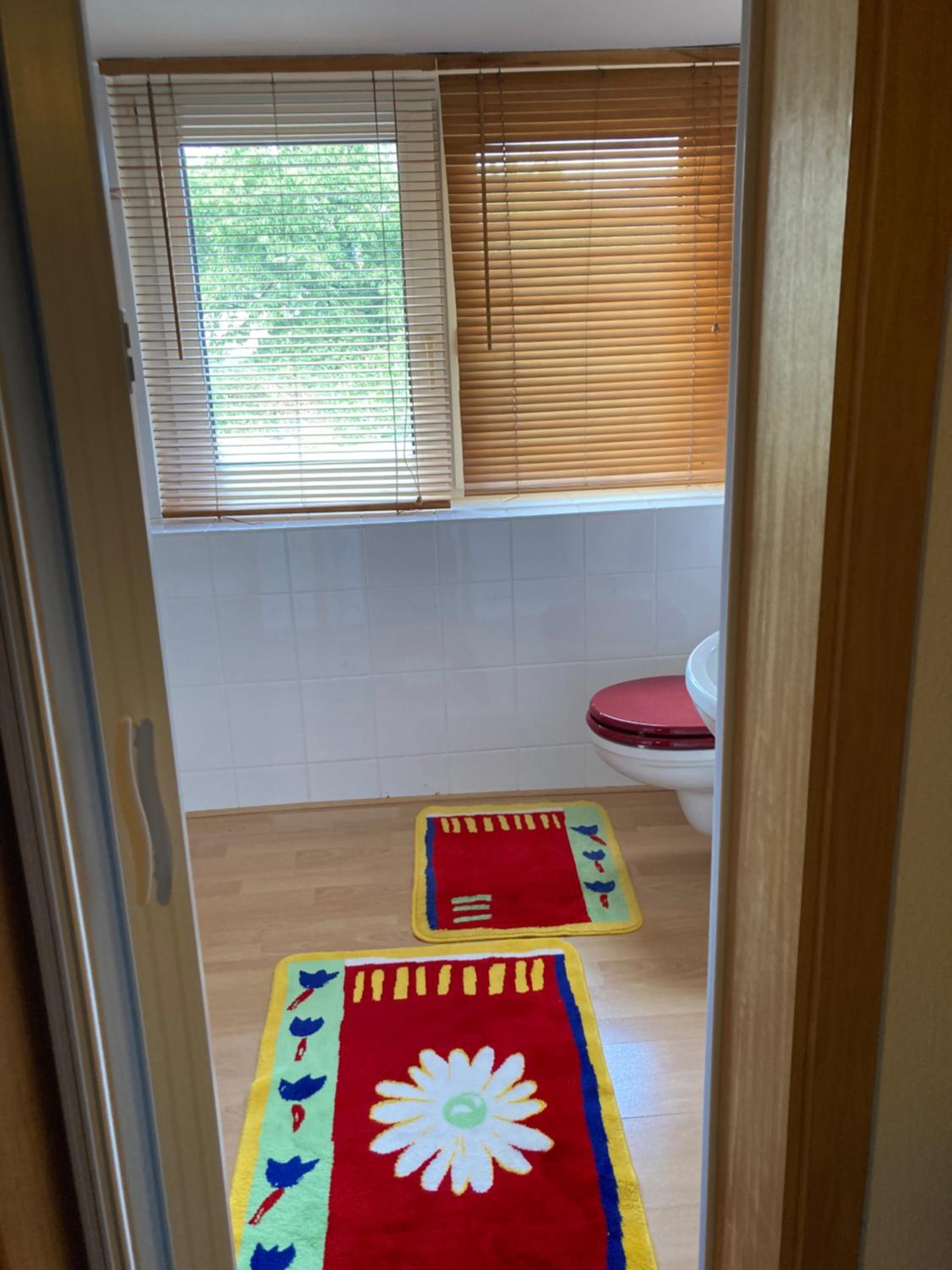 Ruhiges ganzes Apartment Self Check-in 45 m zwei Zimmer Groses Bad Badewanne Kochnische