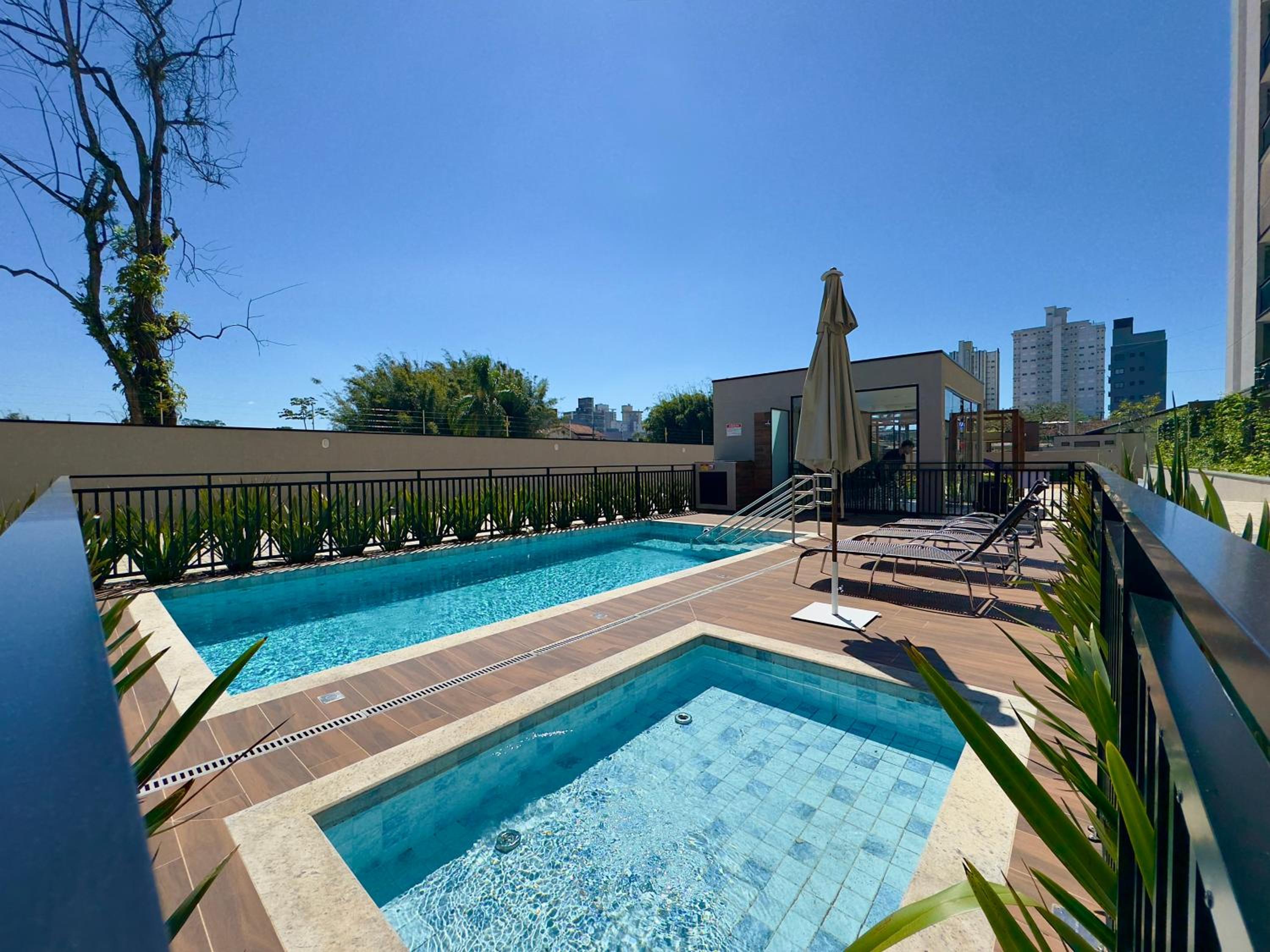 Apto 2 Quartos PISCINA Churrasqueira Wi-Fi Ar Condicionado Cozinha Complata Vaga de Garagem 400m PRAIA Ideal para Famílias ou Amigos Reserve Agora