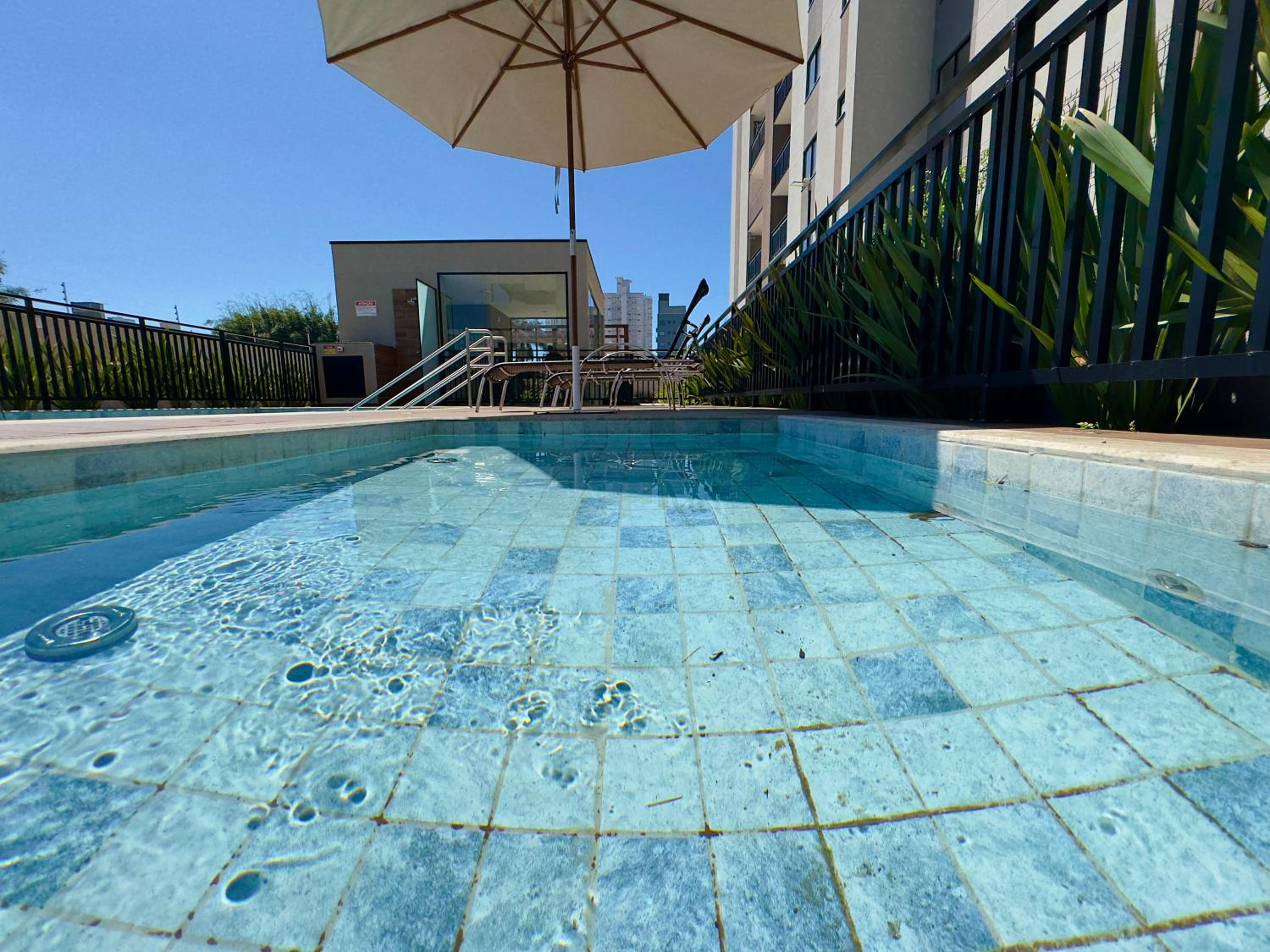 Apto 2 Quartos PISCINA Churrasqueira Wi-Fi Ar Condicionado Cozinha Complata Vaga de Garagem 400m PRAIA Ideal para Famílias ou Amigos Reserve Agora