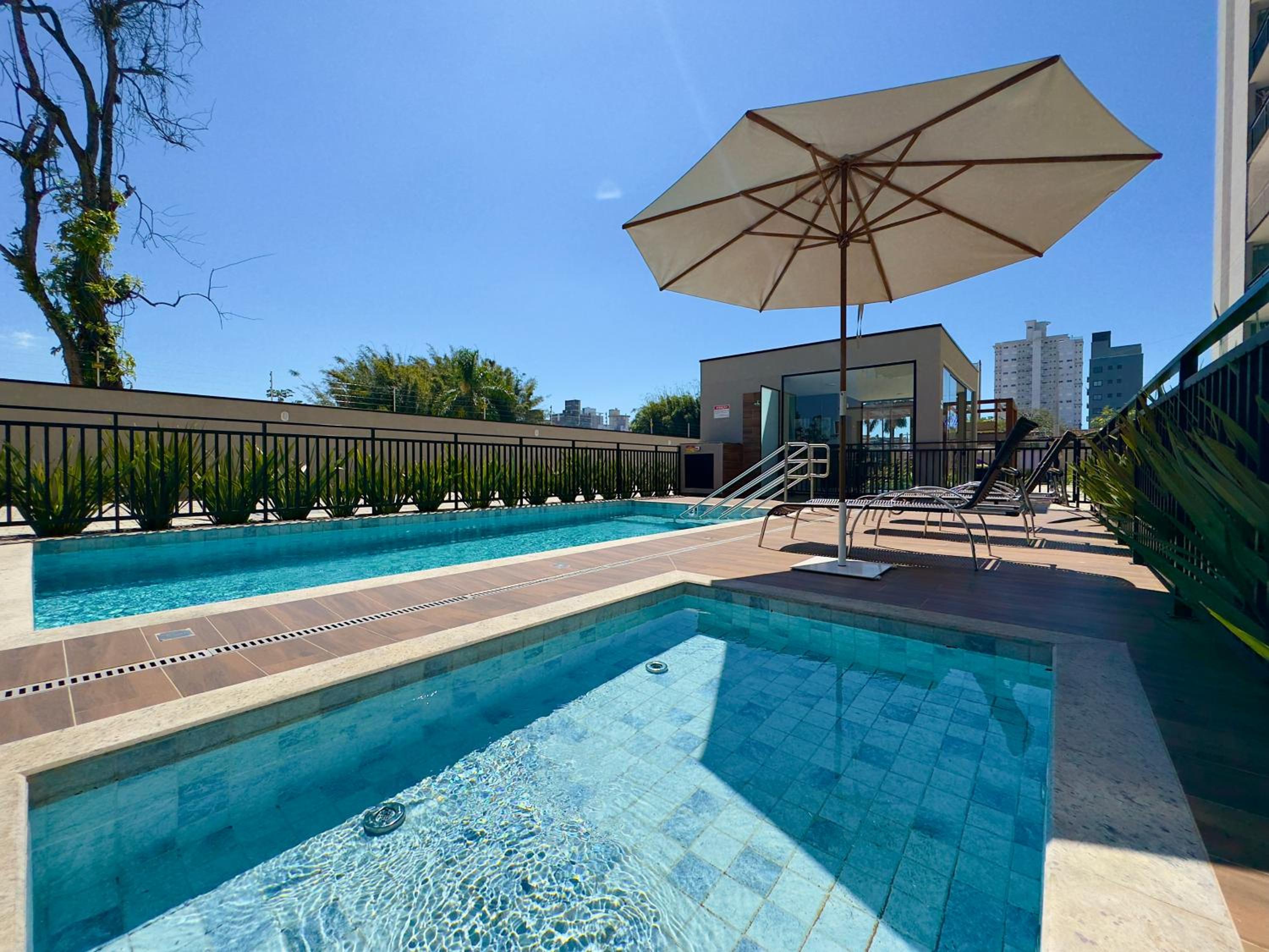 Apto 2 Quartos PISCINA Churrasqueira Wi-Fi Ar Condicionado Cozinha Complata Vaga de Garagem 400m PRAIA Ideal para Famílias ou Amigos Reserve Agora