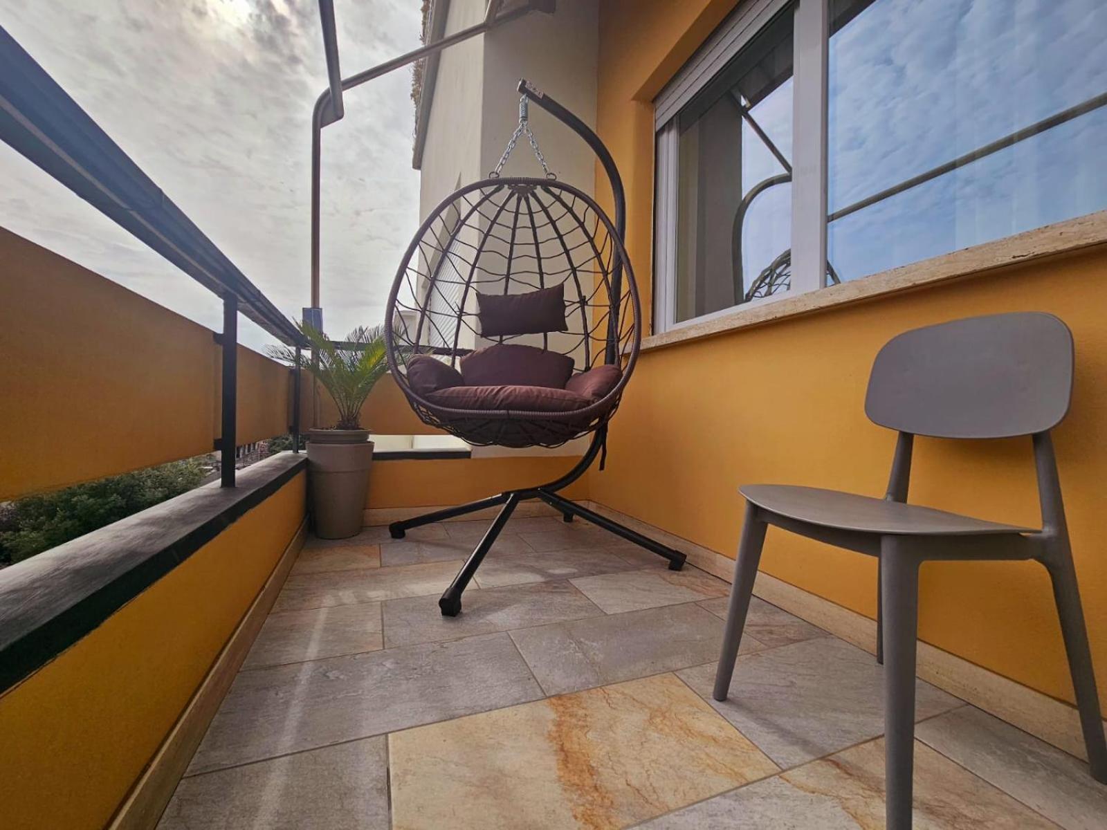 Upper San Pietro elegant flat on metro A with a view
