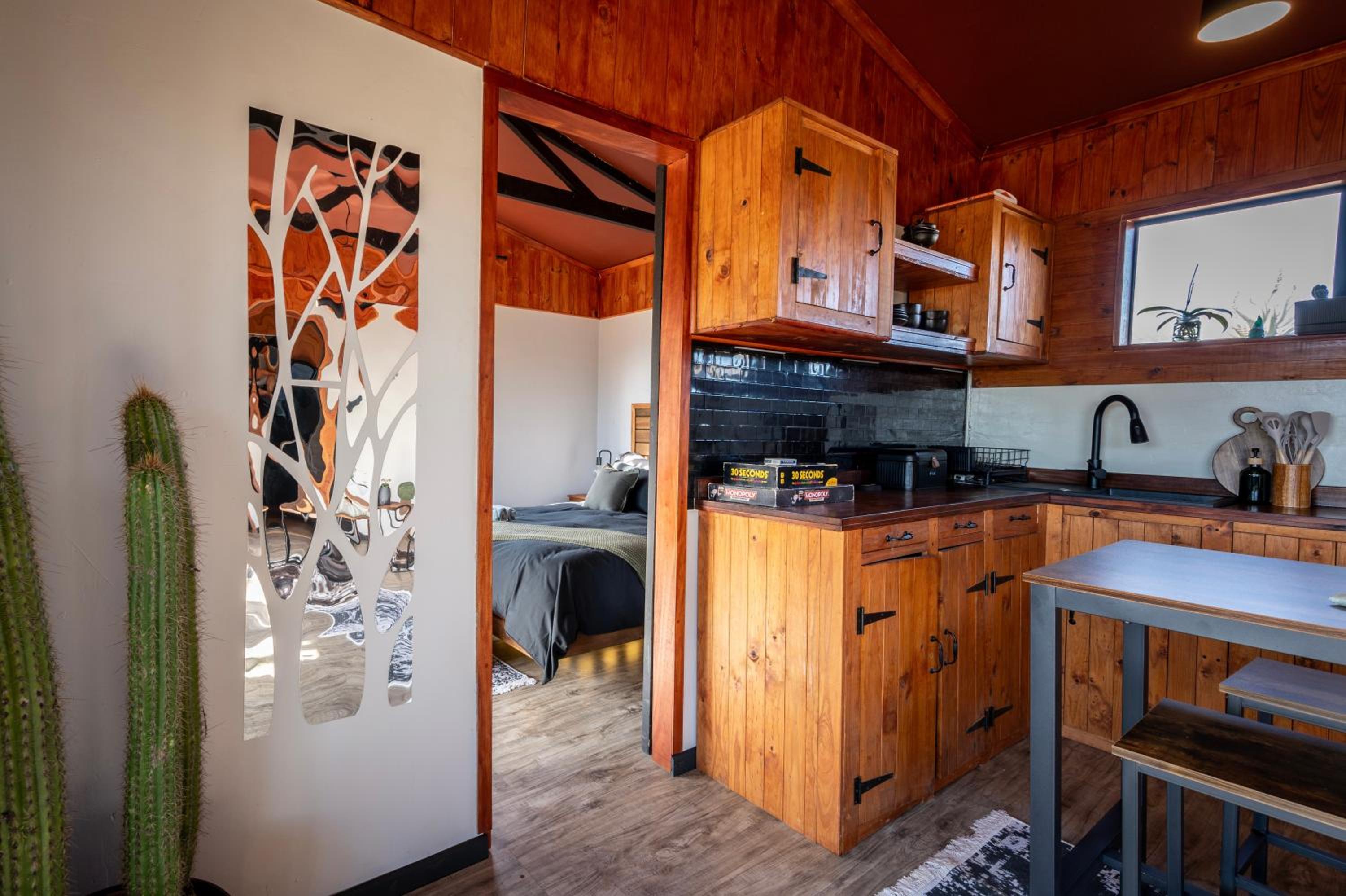 Matilo Cabins - Cactus Deck with Hot-tub and Fireplace