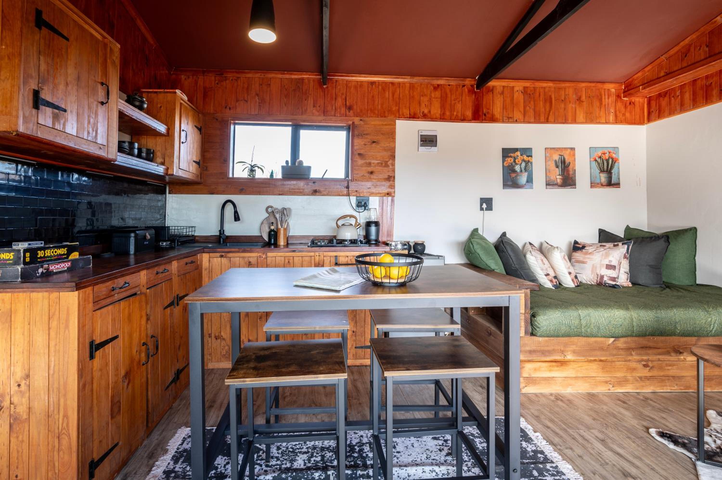Matilo Cabins - Cactus Deck with Hot-tub and Fireplace