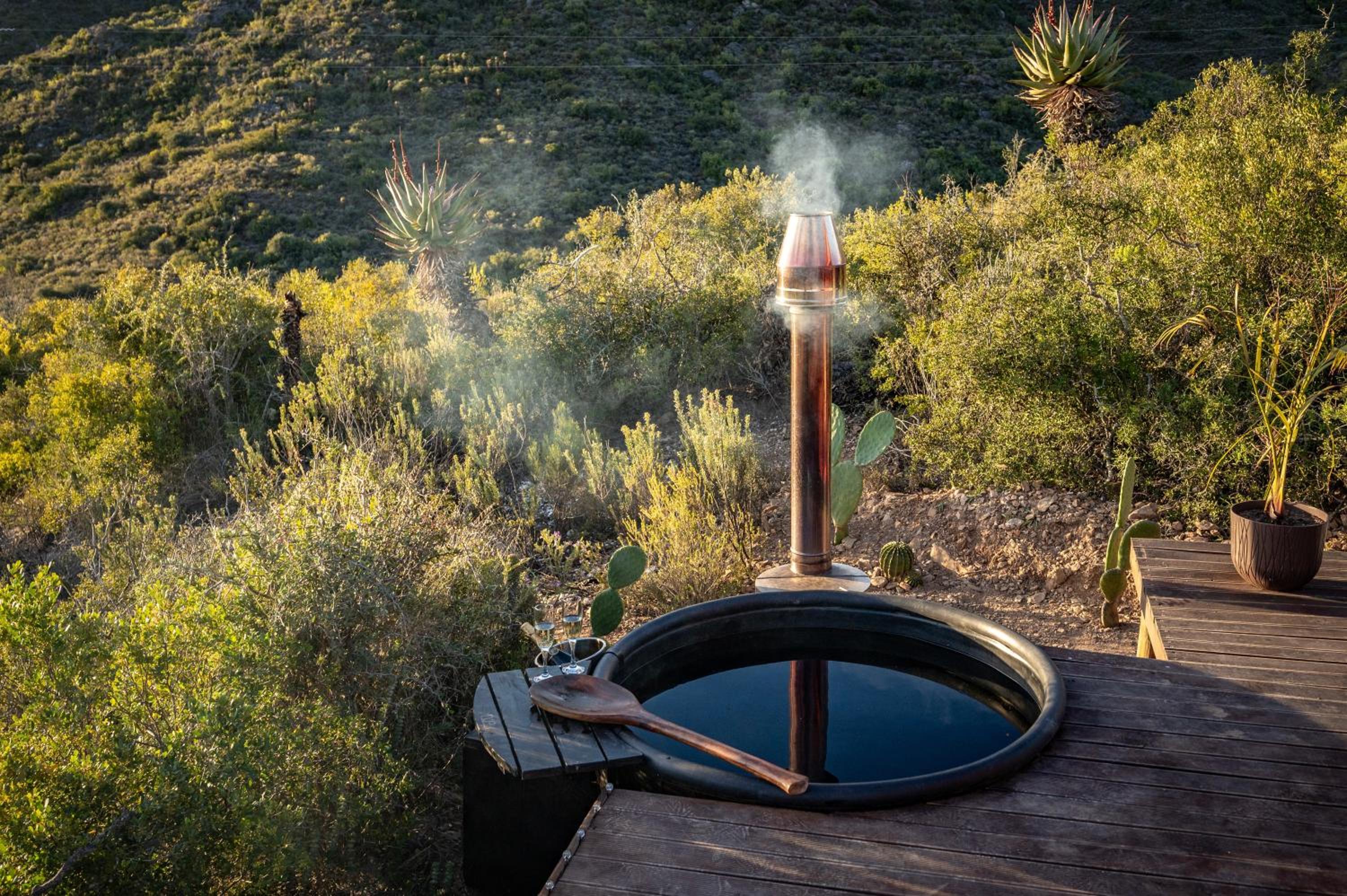 Matilo Cabins - Cactus Deck with Hot-tub and Fireplace