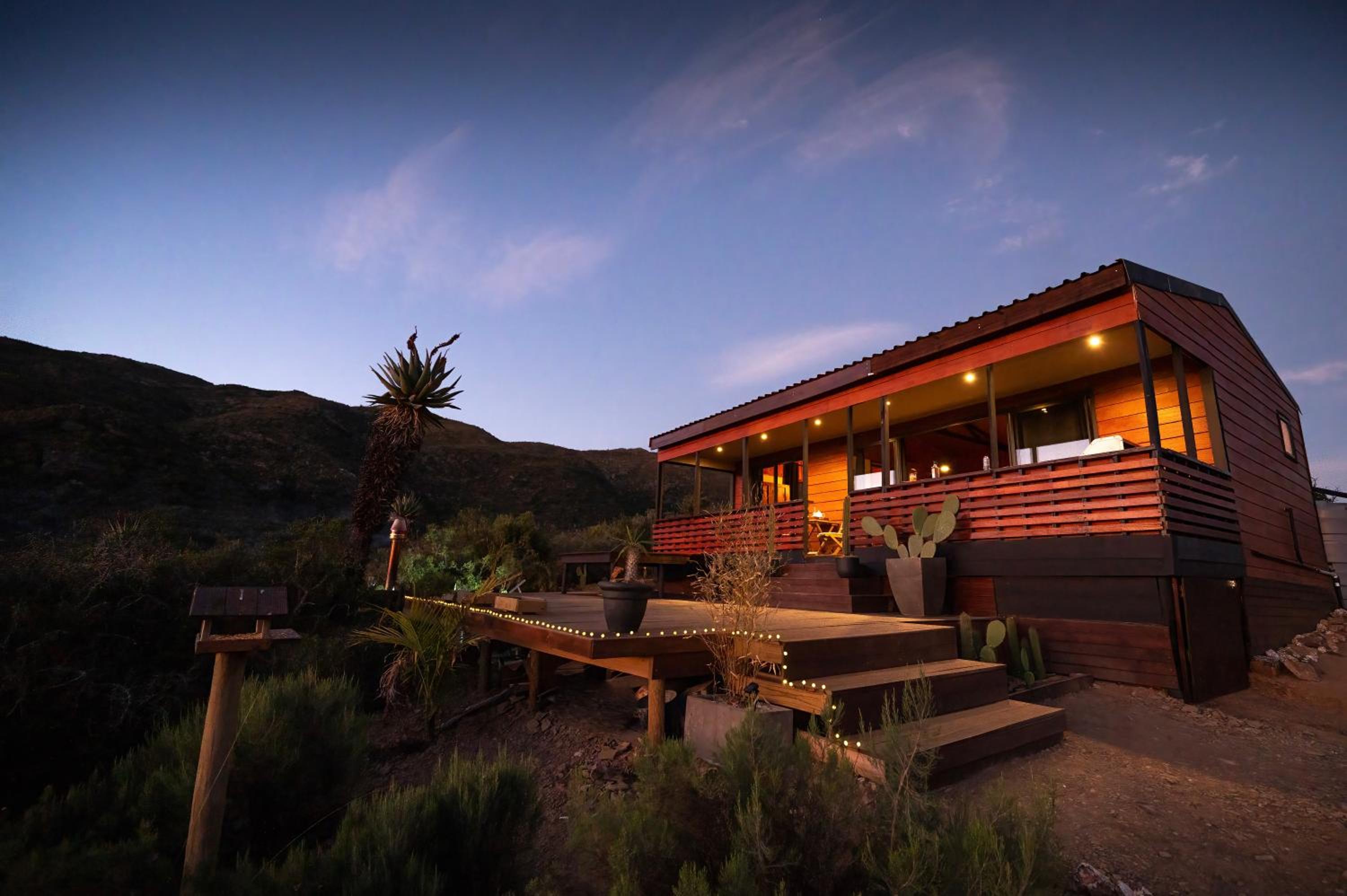 Matilo Cabins - Cactus Deck with Hot-tub and Fireplace