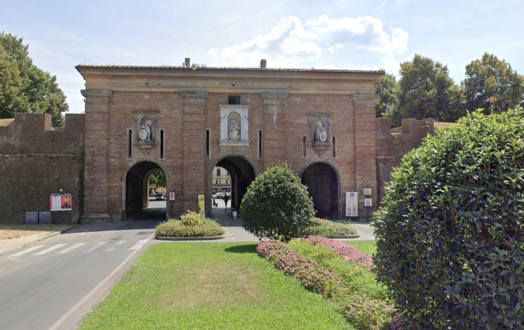 La fermata a Lucca