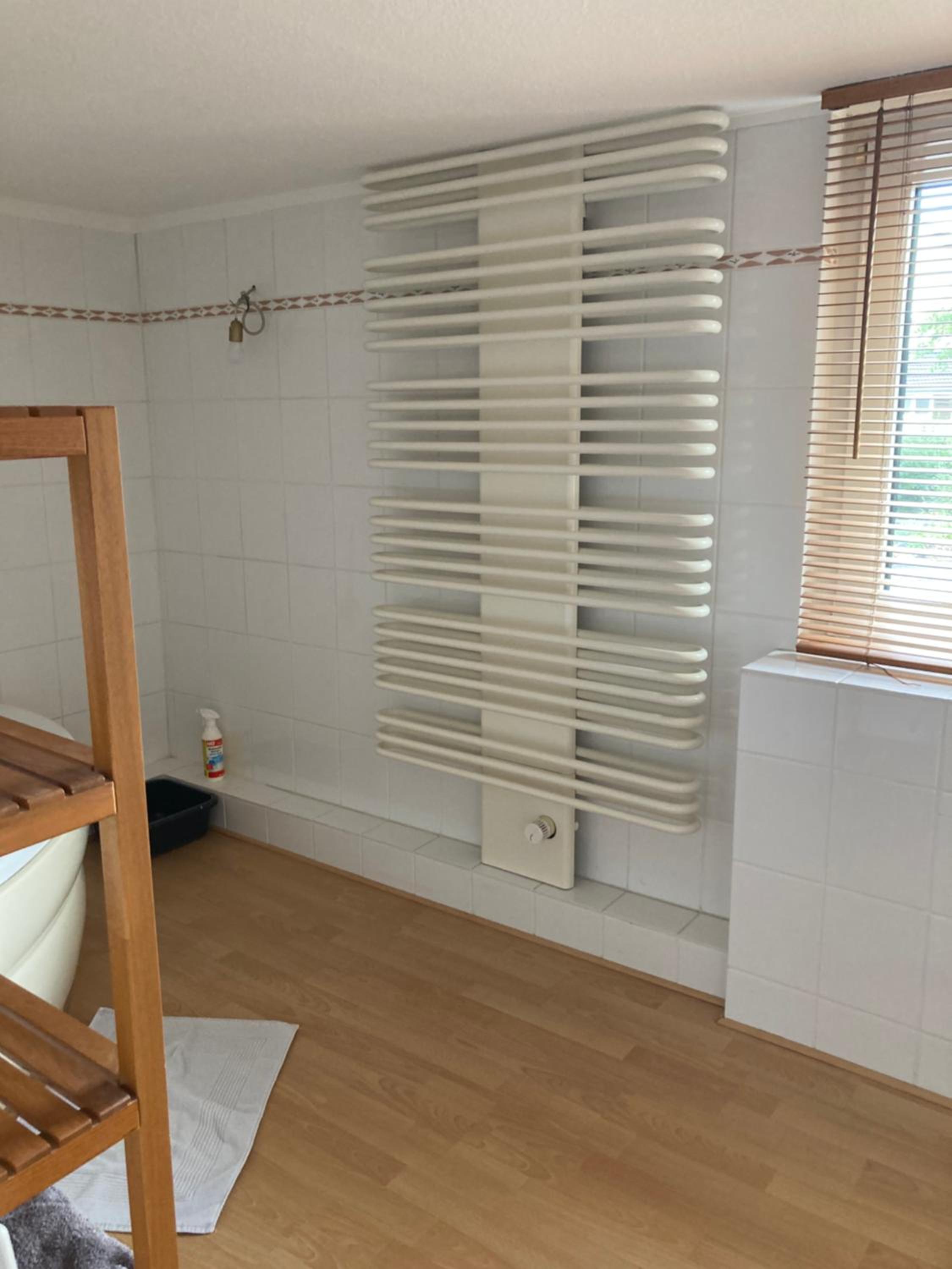 Ruhiges ganzes Apartment Self Check-in 45 m zwei Zimmer Groses Bad Badewanne Kochnische