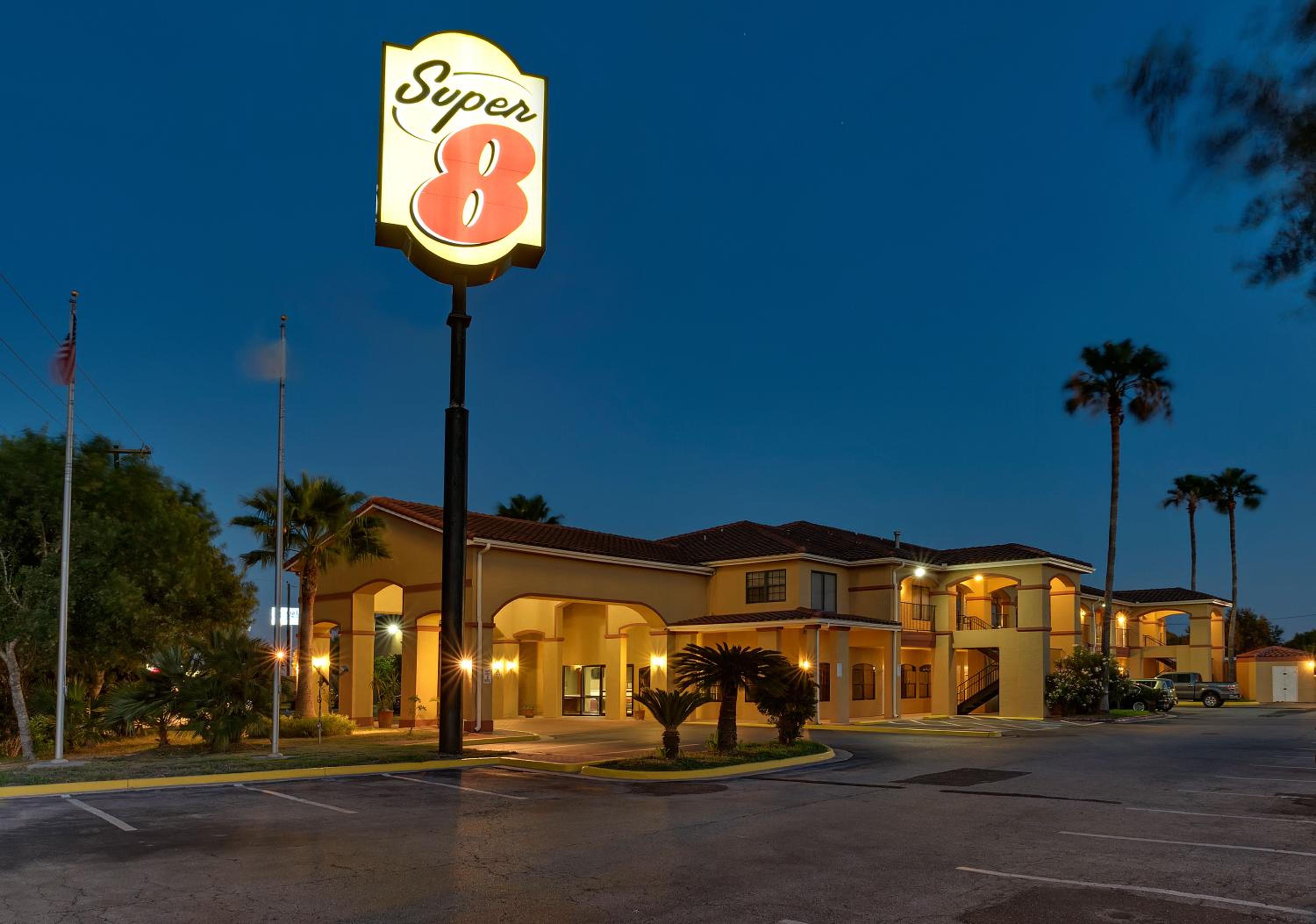 Super 8 by Wyndham Weslaco view 4