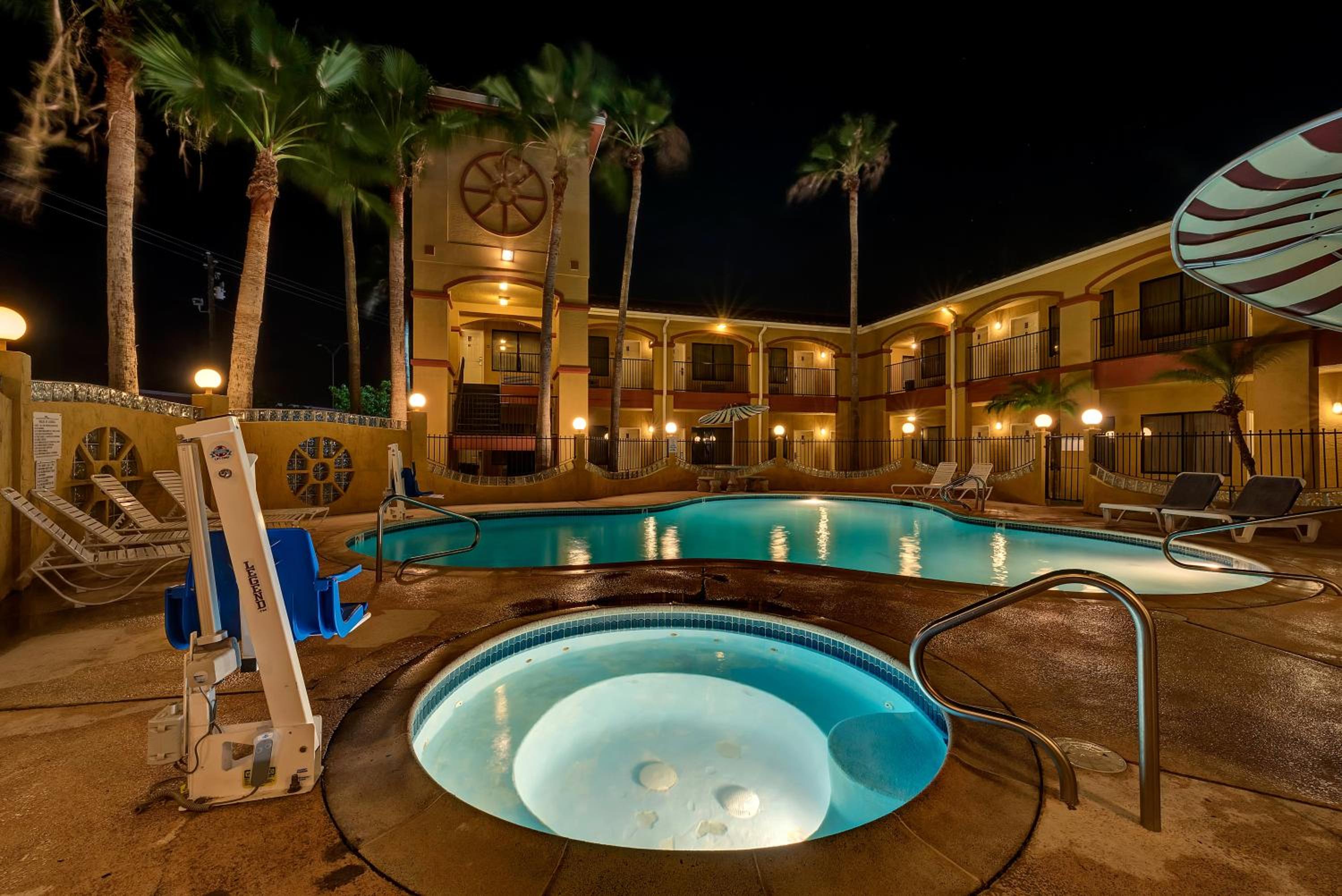 Super 8 by Wyndham Weslaco view 2