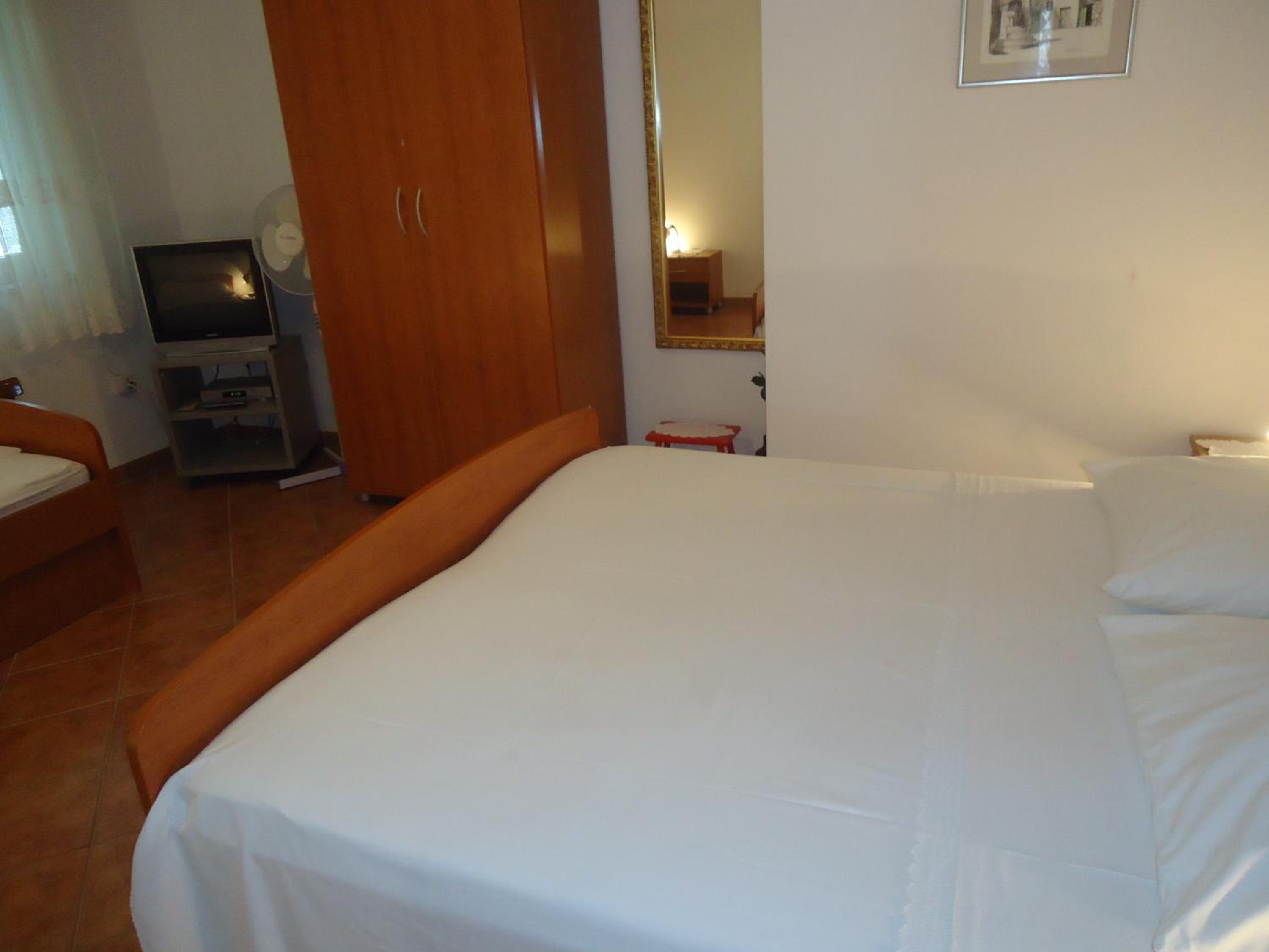 Omiš apartment on the beach view 4