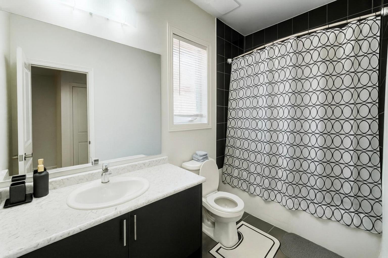 2024 Built Stylish 3BR Cambridge Townhouse with Foosball, Free Parking, WiFi, Full Kitchen, Laundry, 8 Min Drive to African Lion Safari! Perfect for Group 