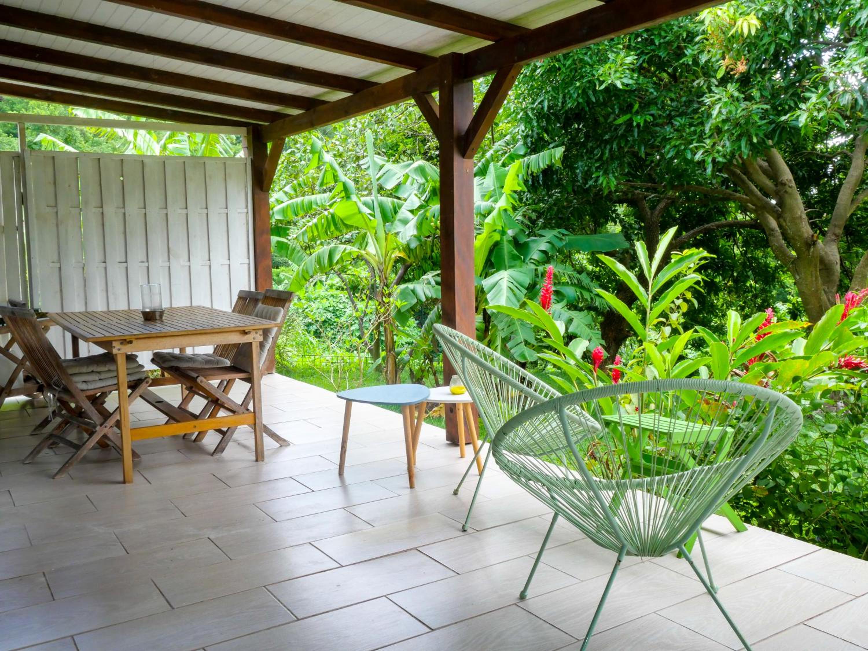 Ti Kaz Houelmont, Vue jardin tropical, proche plage de Rivière-Sens