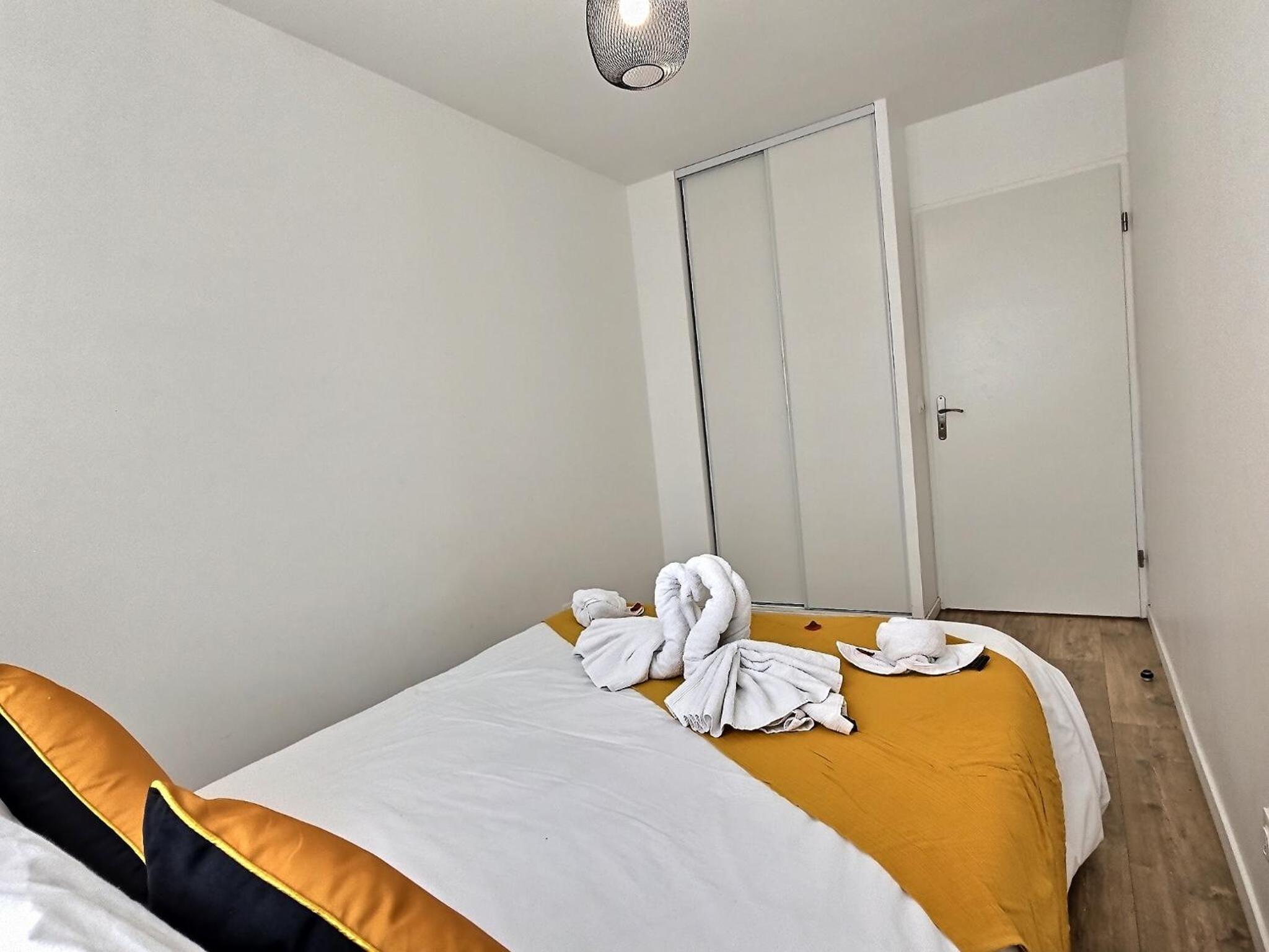 Paris & DisneyLand - 2min From Train Station - Private Indoor Parking