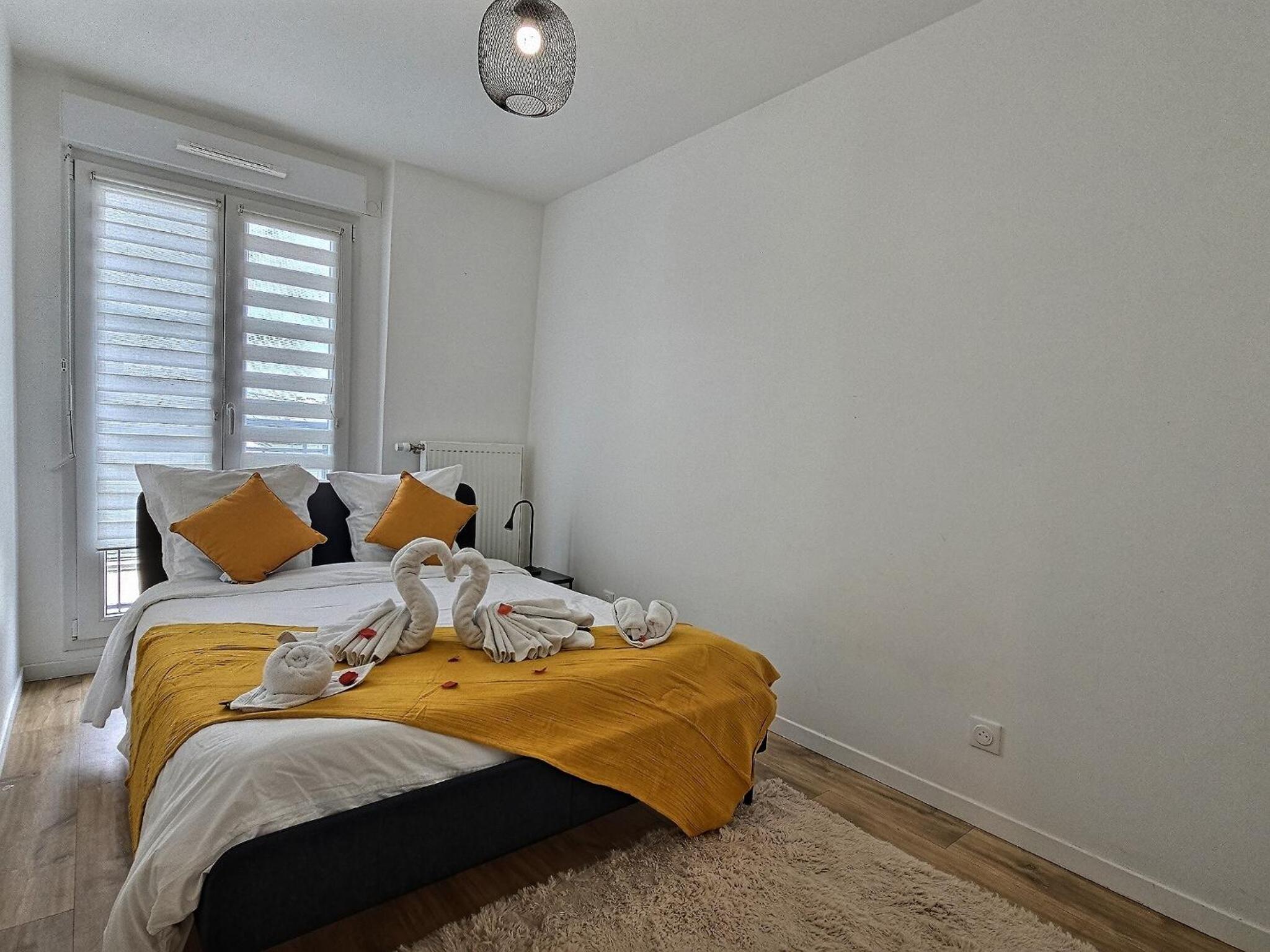 Paris & DisneyLand - 2min From Train Station - Private Indoor Parking