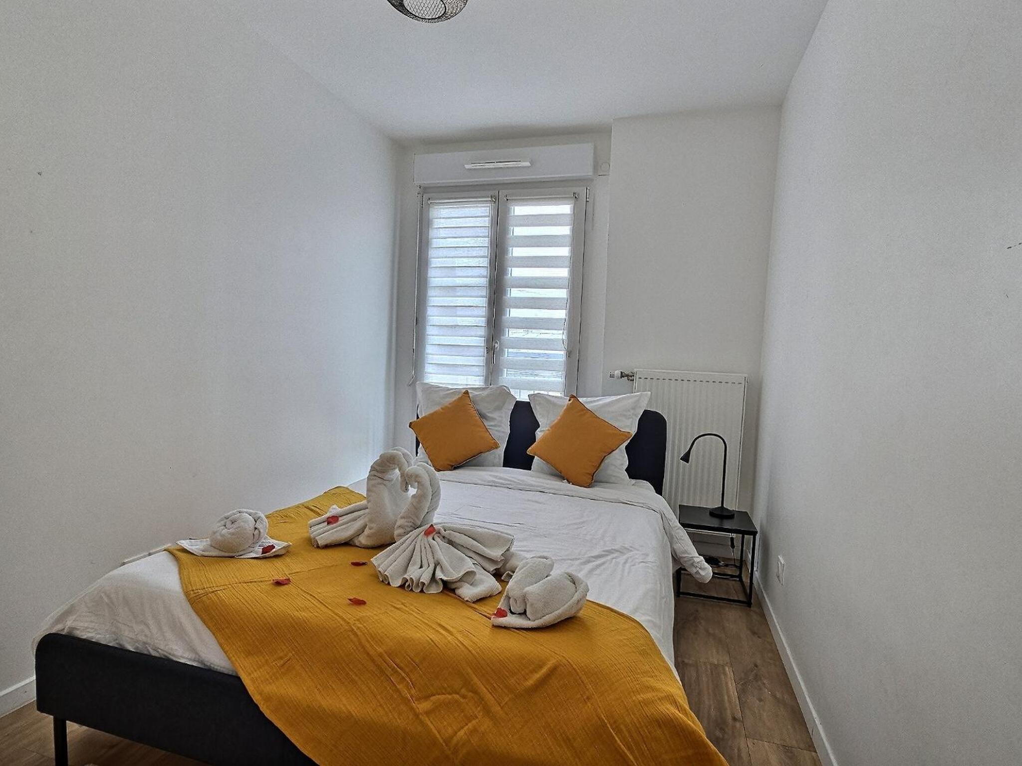 Paris & DisneyLand - 2min From Train Station - Private Indoor Parking