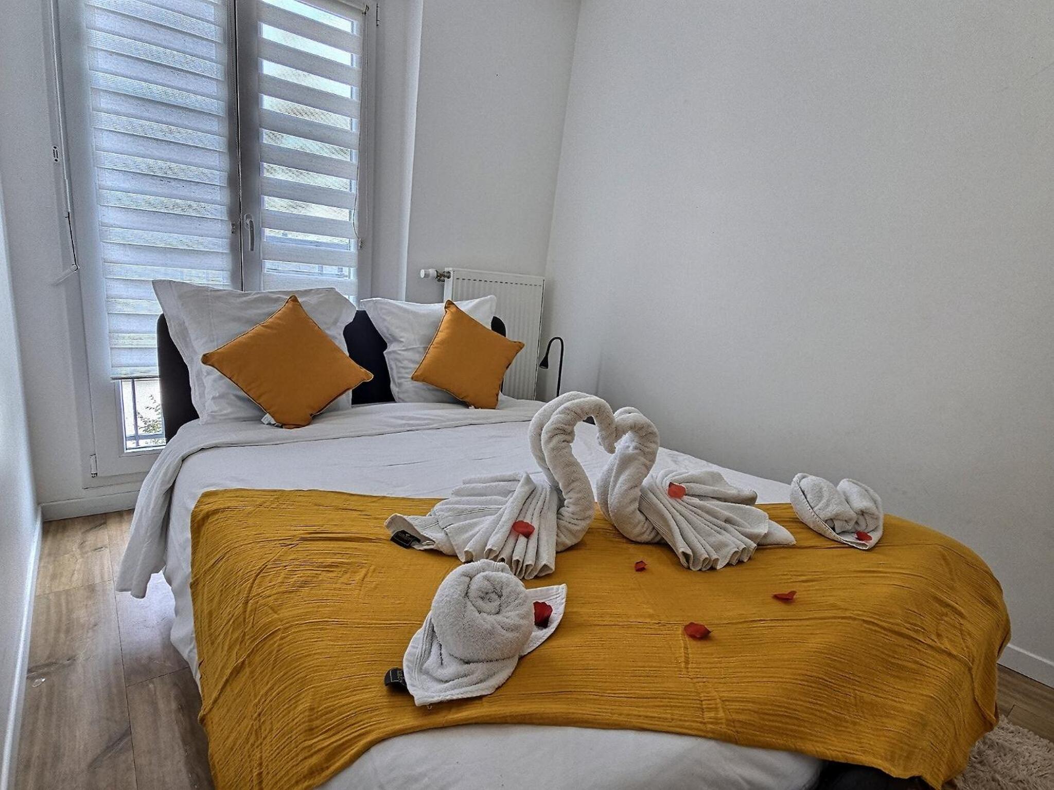 Paris & DisneyLand - 2min From Train Station - Private Indoor Parking