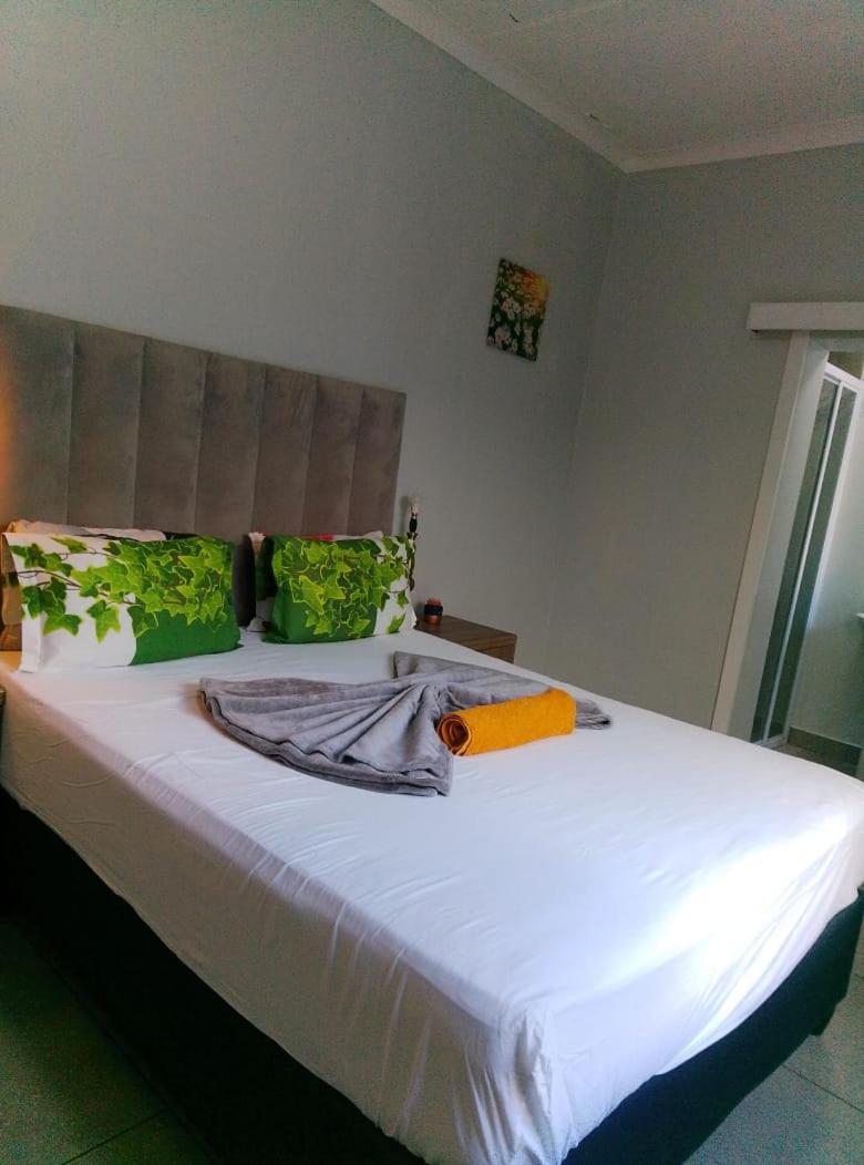 Neo & Ruks Rooms Parow 5