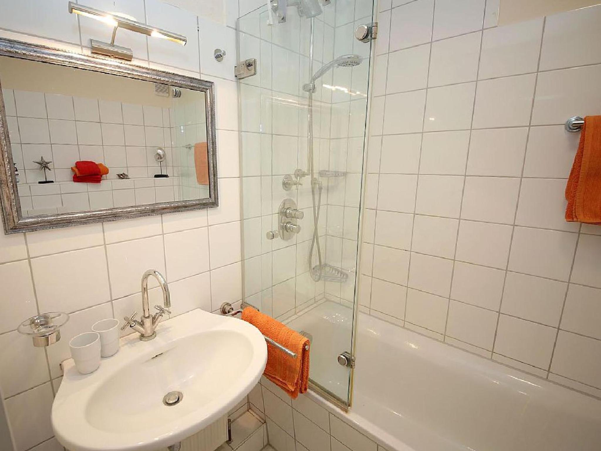 Frisch renoviertes FH Südblick am Meer in Breege, Meerblick von allen drei Etagen, Terrasse, Balkon, Sauna und Parkplatz