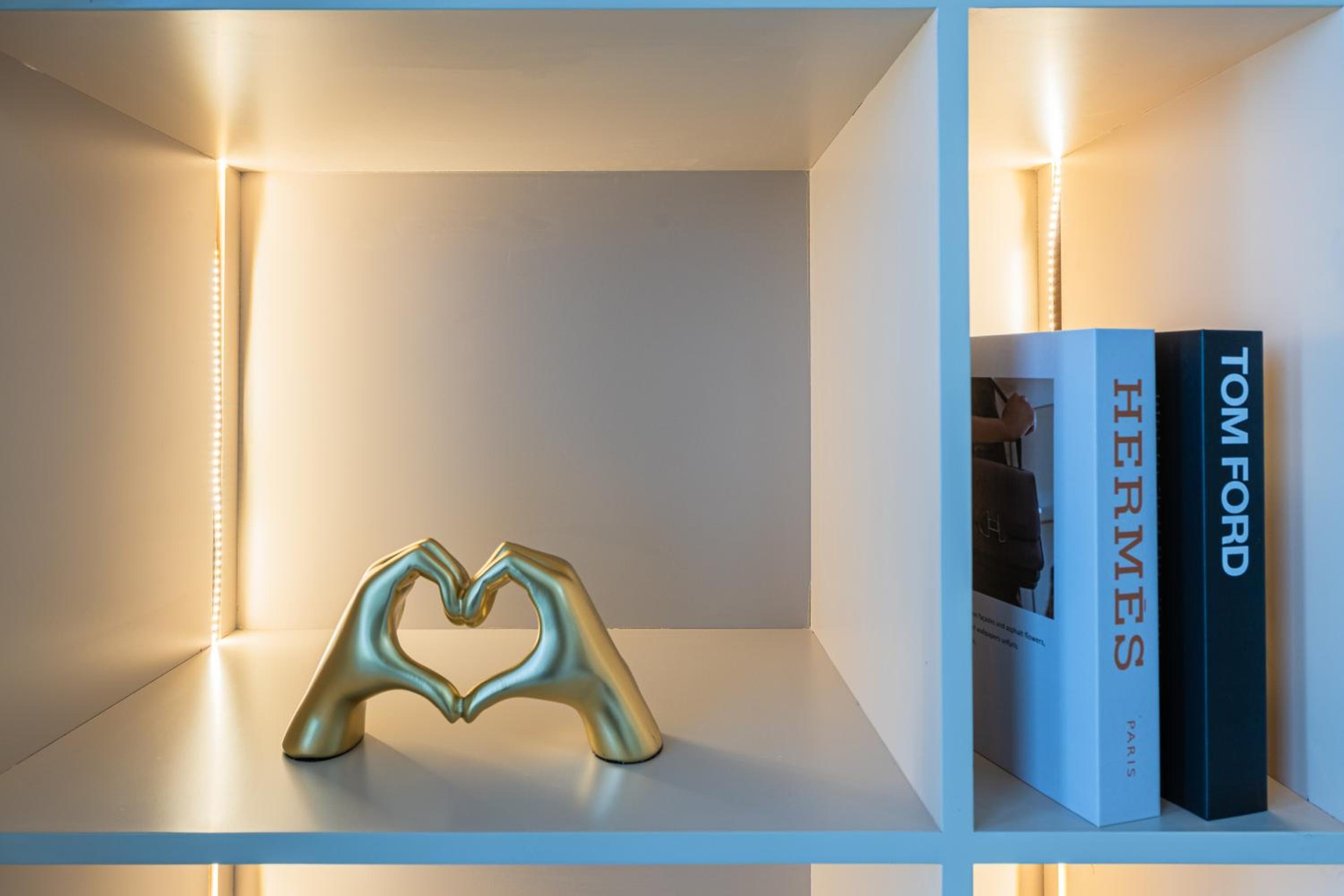 Luxury 2BR Apartment in Downtown Dubai
