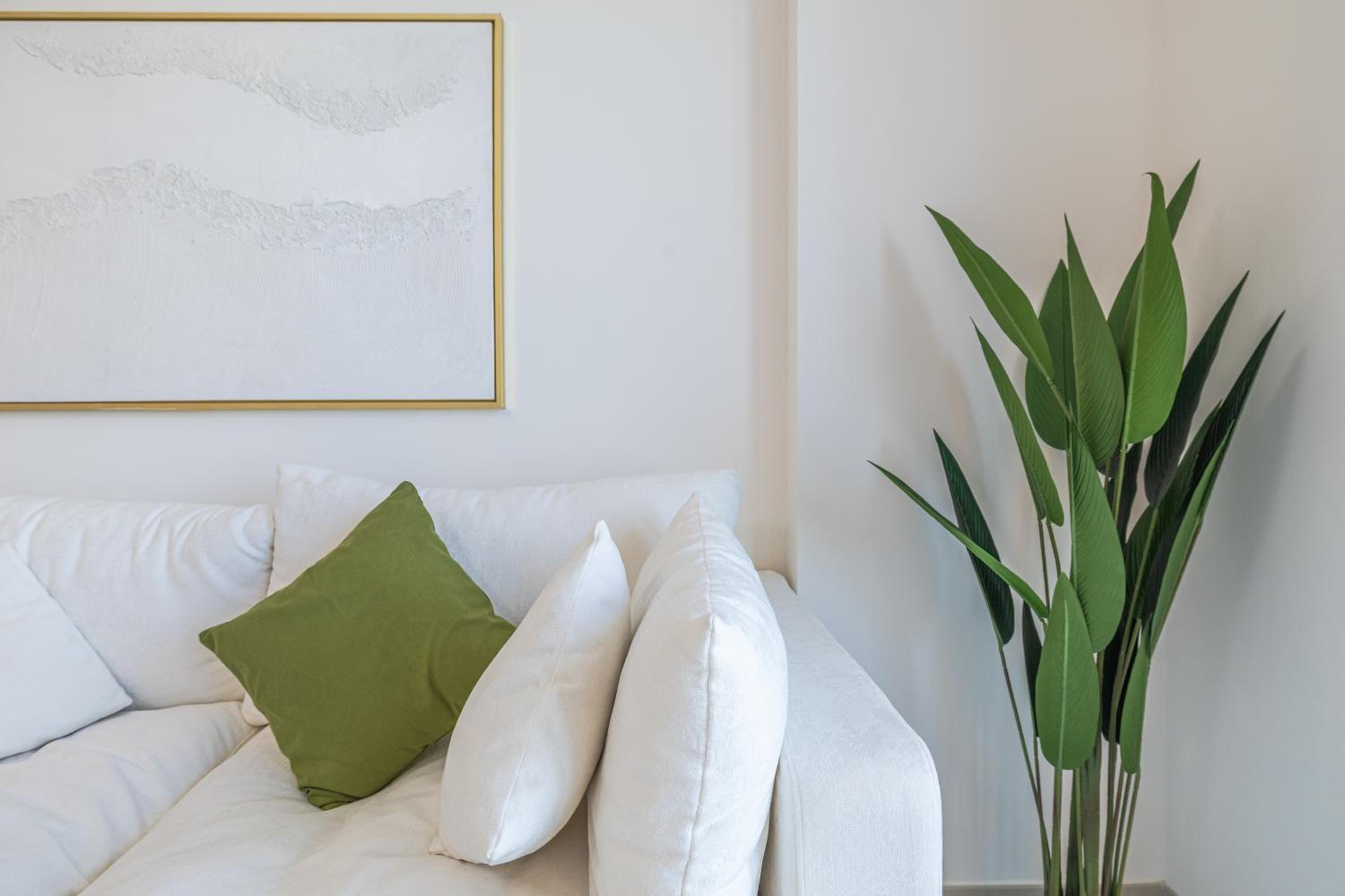 Luxury 2BR Apartment in Downtown Dubai