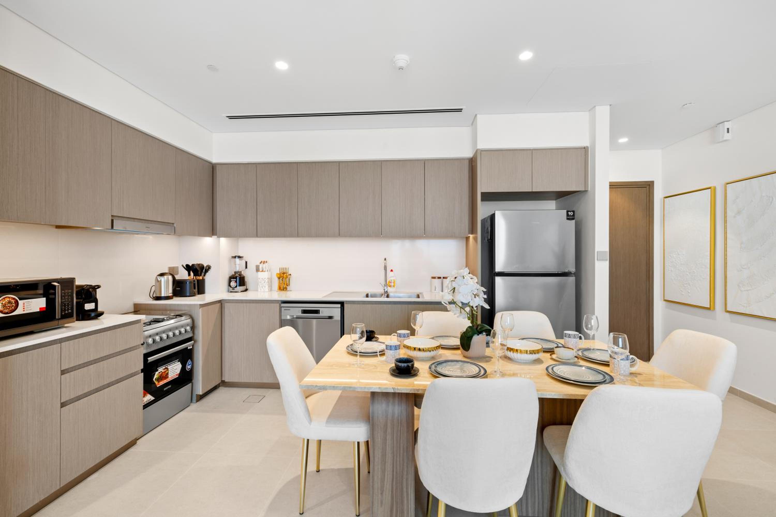Luxury 2BR Apartment in Downtown Dubai
