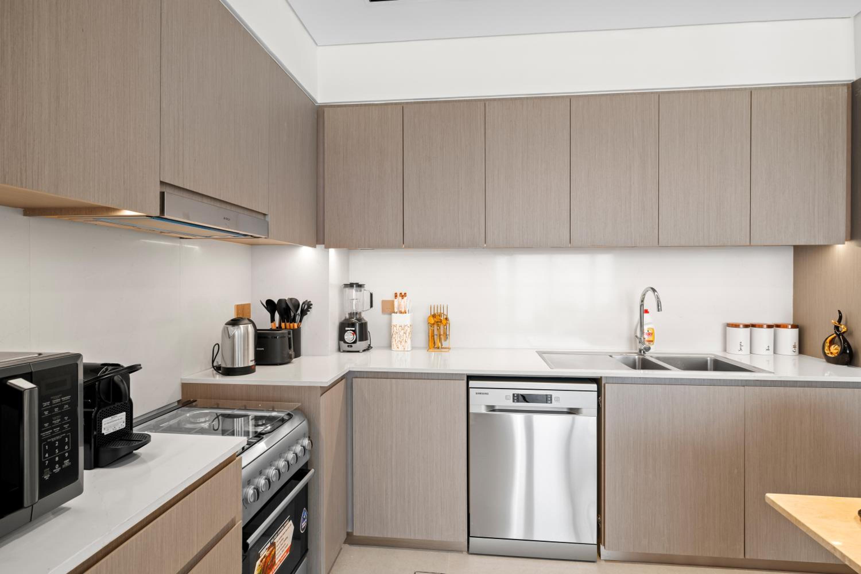 Luxury 2BR Apartment in Downtown Dubai