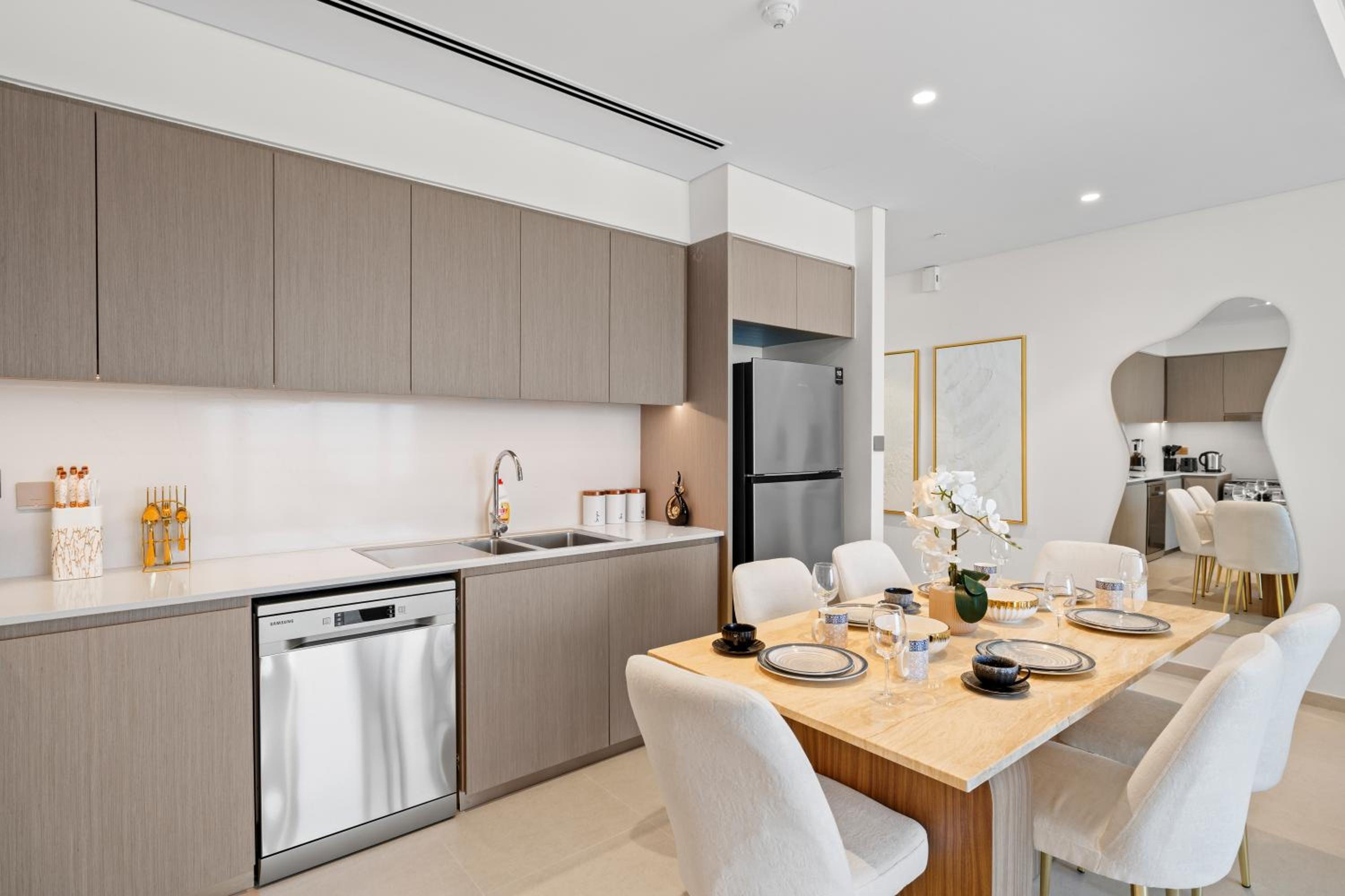 Luxury 2BR Apartment in Downtown Dubai