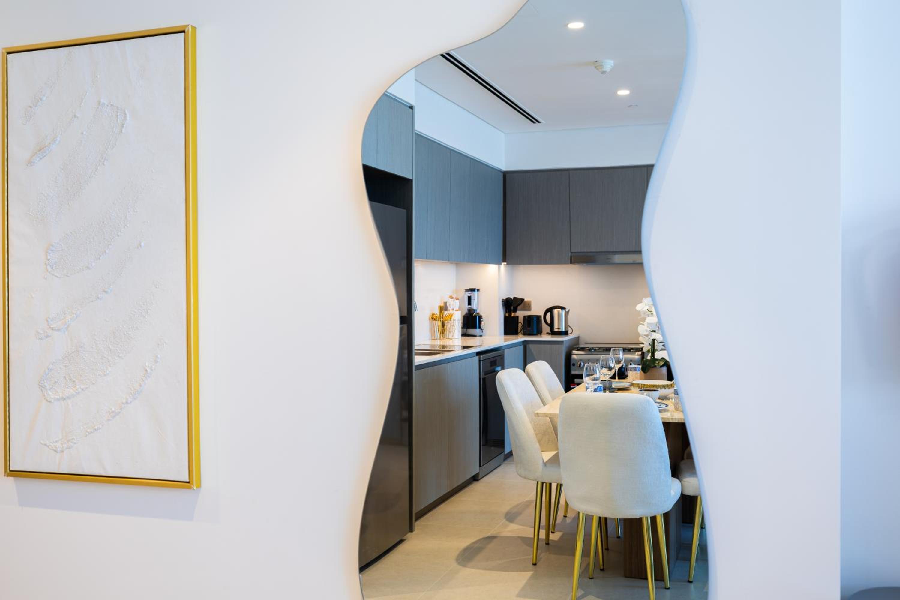 Luxury 2BR Apartment in Downtown Dubai