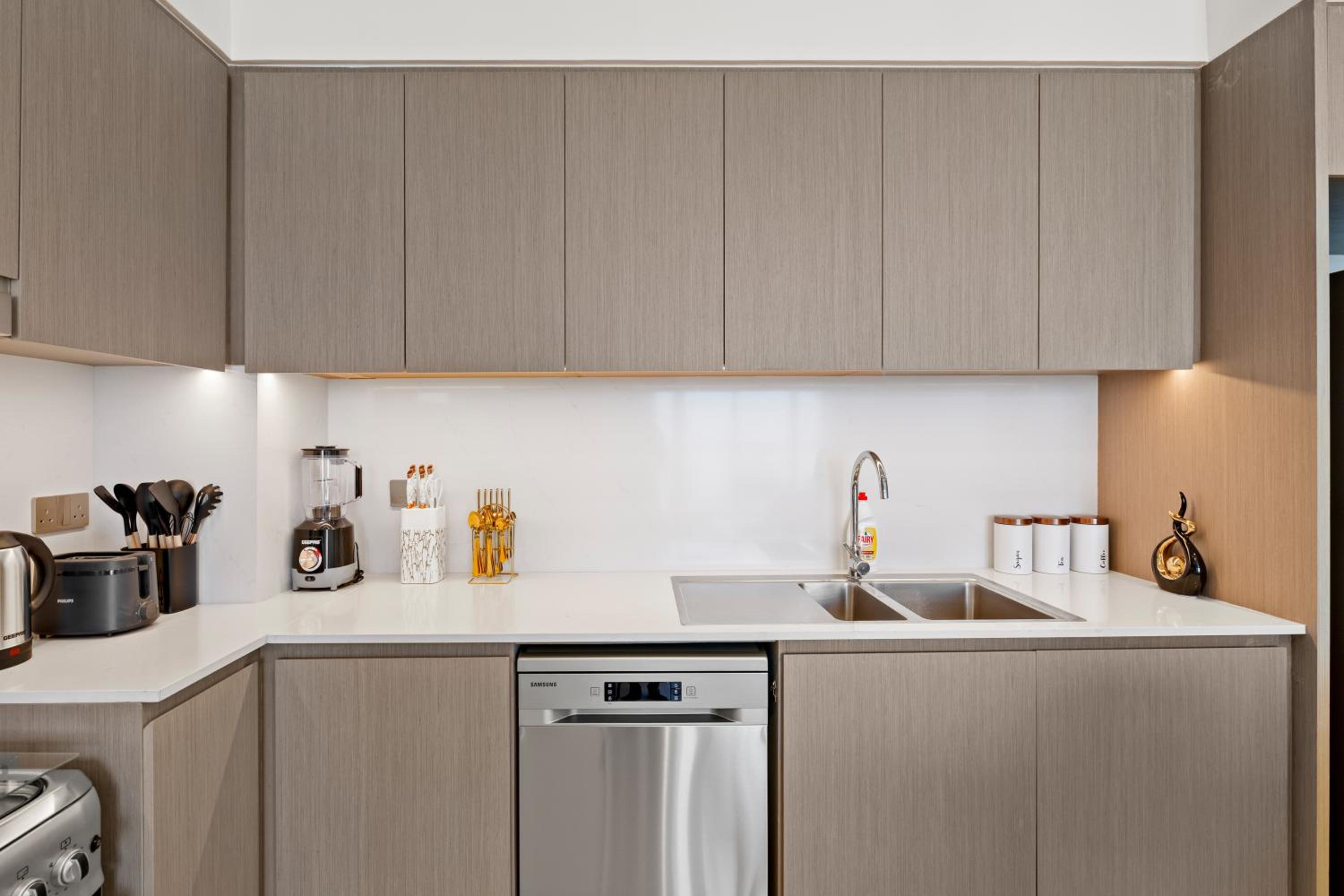 Luxury 2BR Apartment in Downtown Dubai