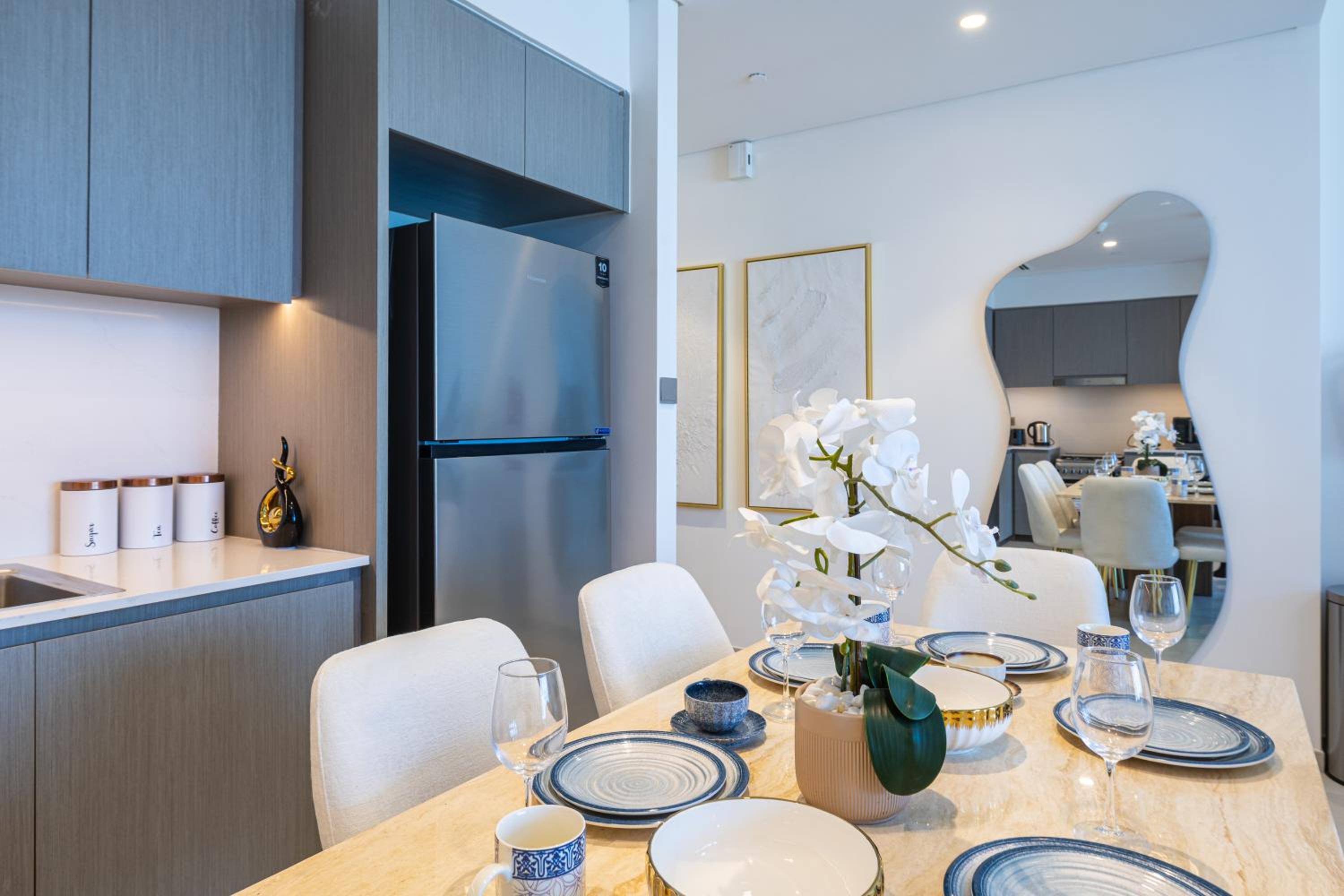 Luxury 2BR Apartment in Downtown Dubai