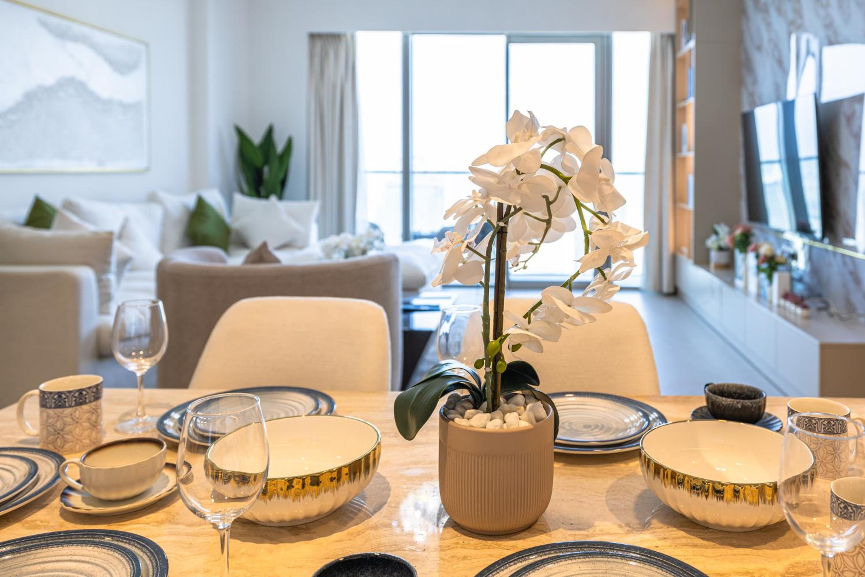 Luxury 2BR Apartment in Downtown Dubai