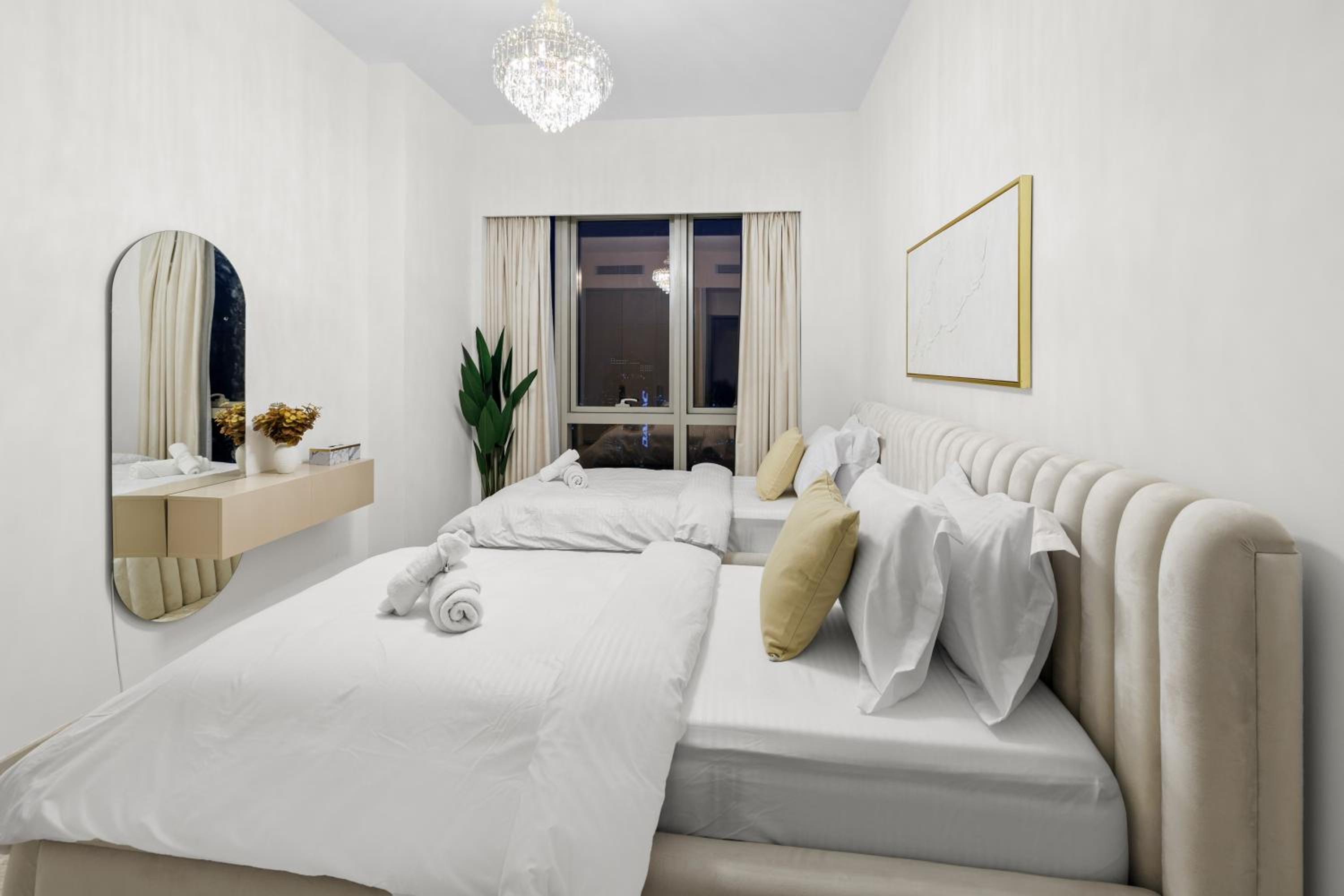Luxury 2BR Apartment in Downtown Dubai